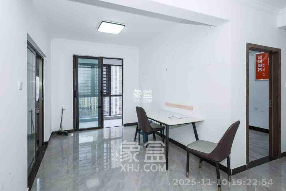 中国铁建梅溪青秀三期  5室2厅2卫    3500.0元/月