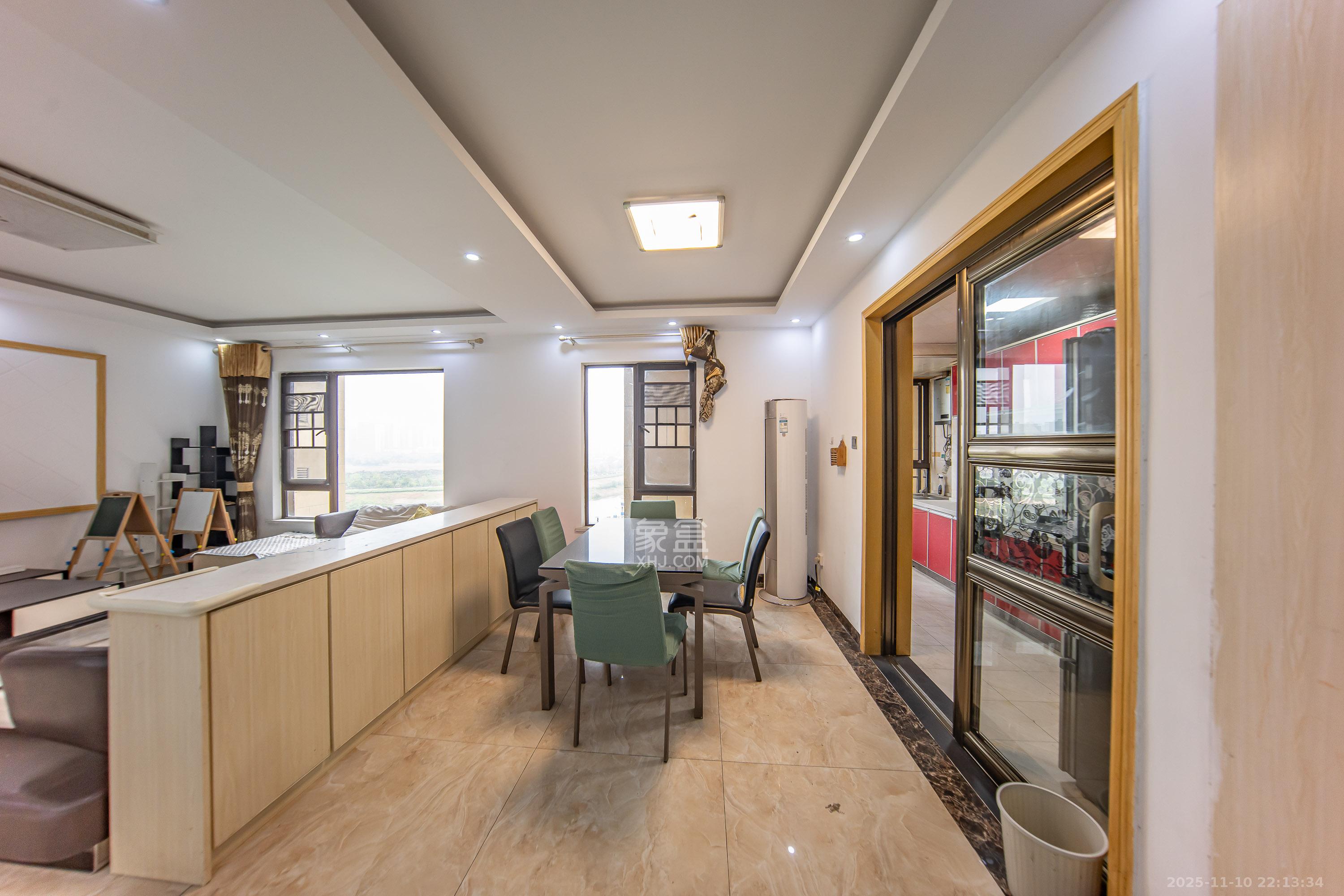 华润橡树湾 1室2厅2卫 93.8万 华润橡树湾 1室2厅2卫 93.8万客厅