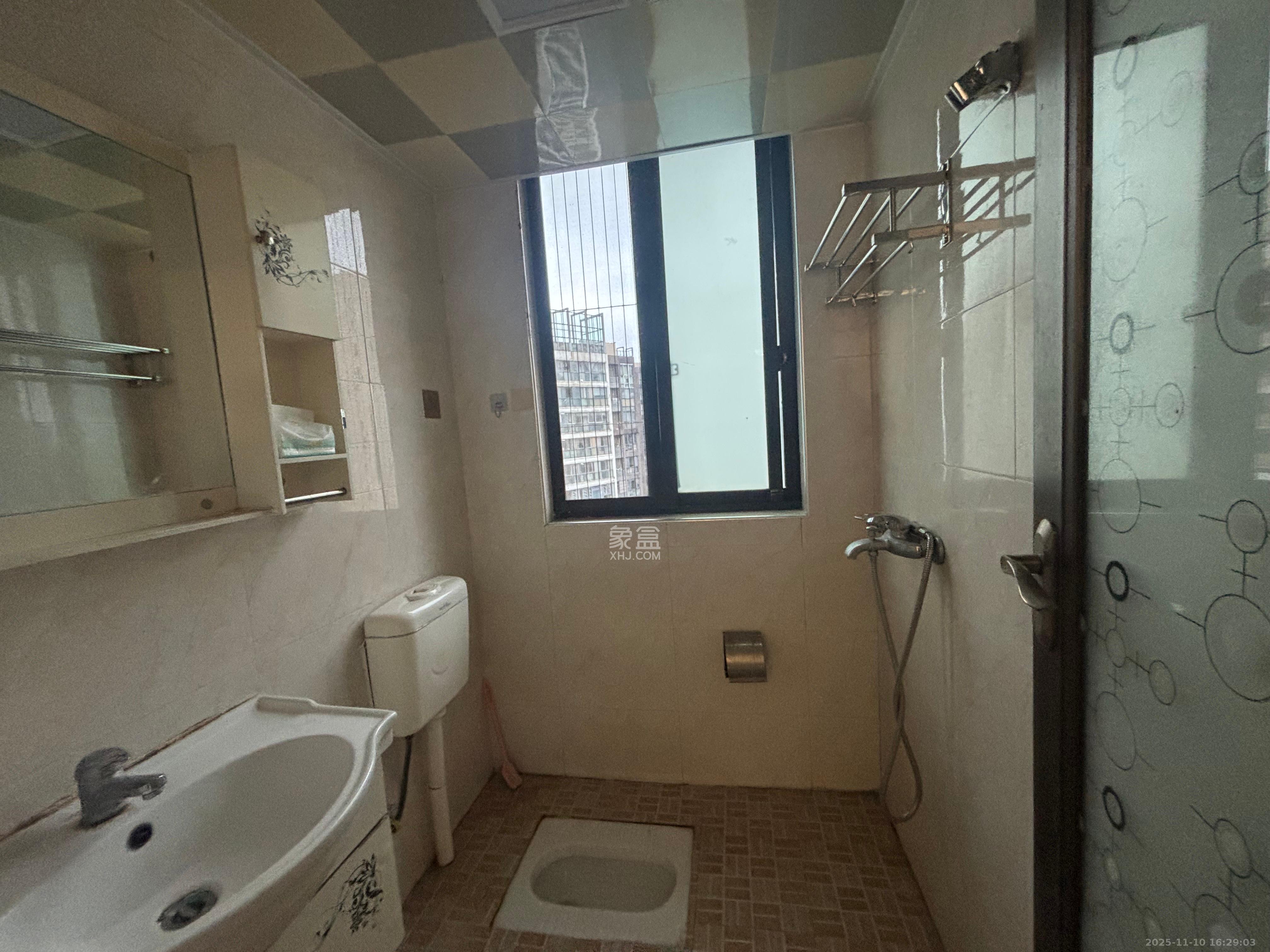 融科东南海  2室2厅1卫    1800.0元/月室内图