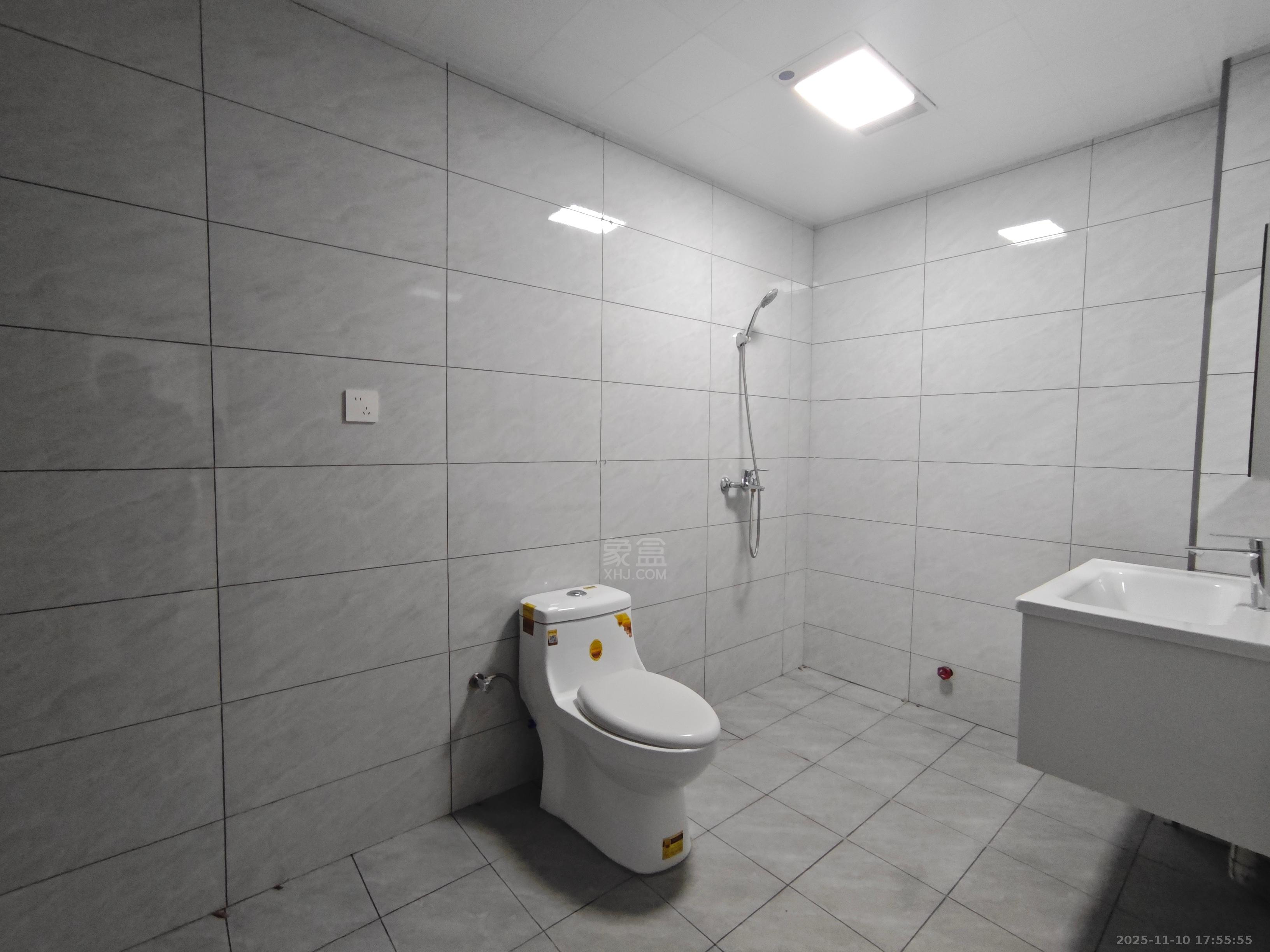 尚格名城东岸花园  3室2厅2卫    1800.0元/月室内图