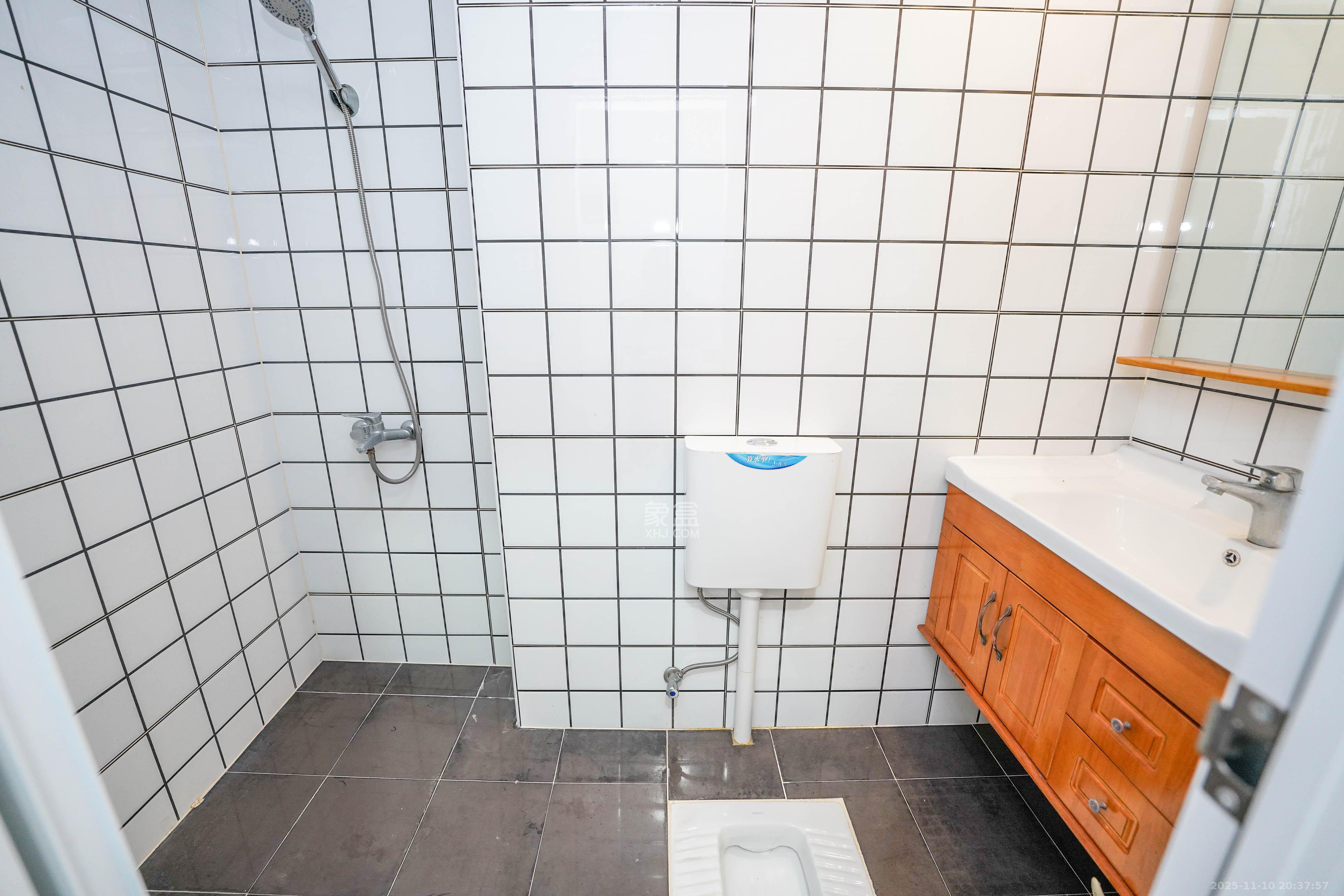 怡海星城 1室1厅1卫 13.8万 怡海星城 1室1厅1卫 13.8万卫生间