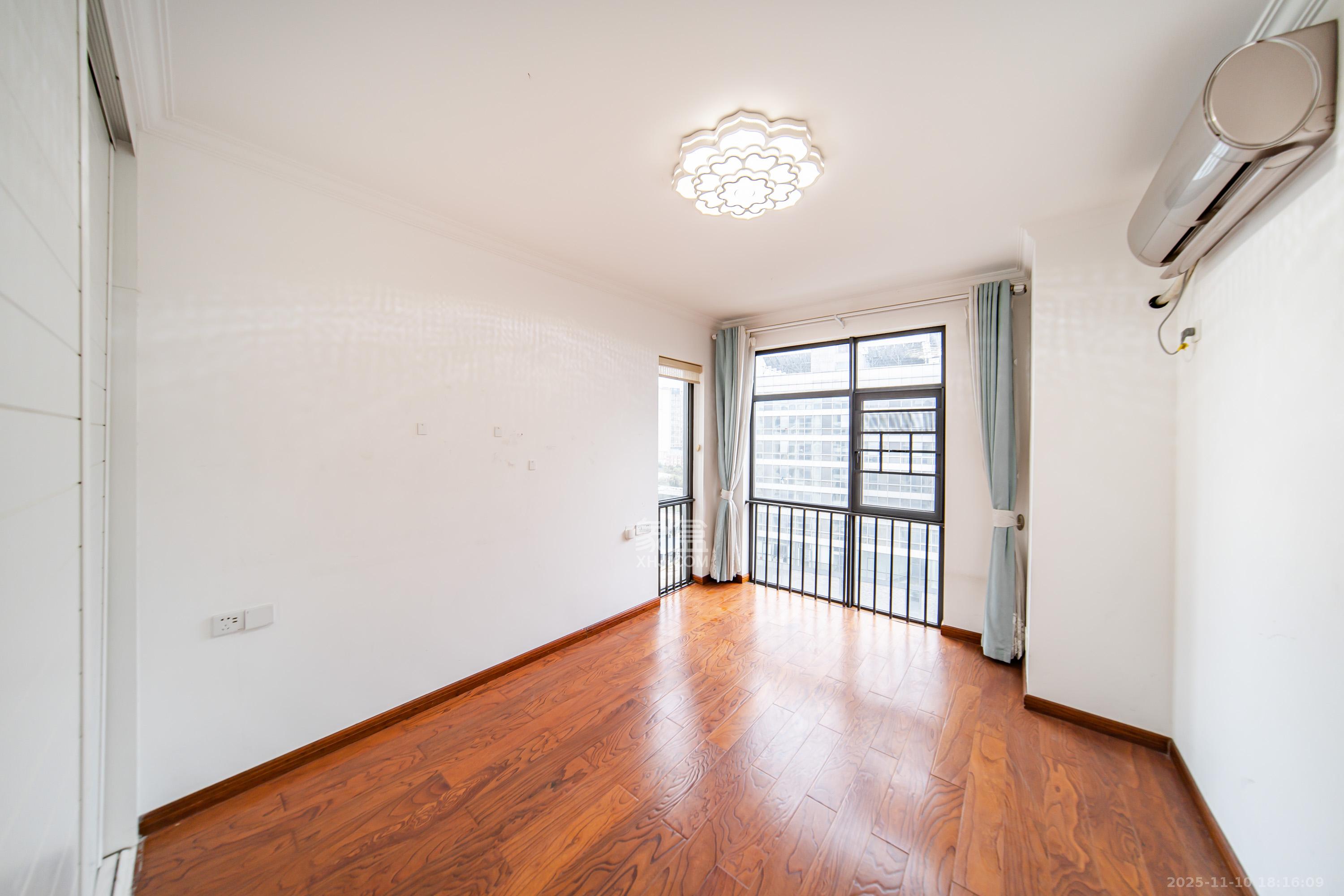 阳光100一期、四五期  2室2厅1卫    82.0万卧室