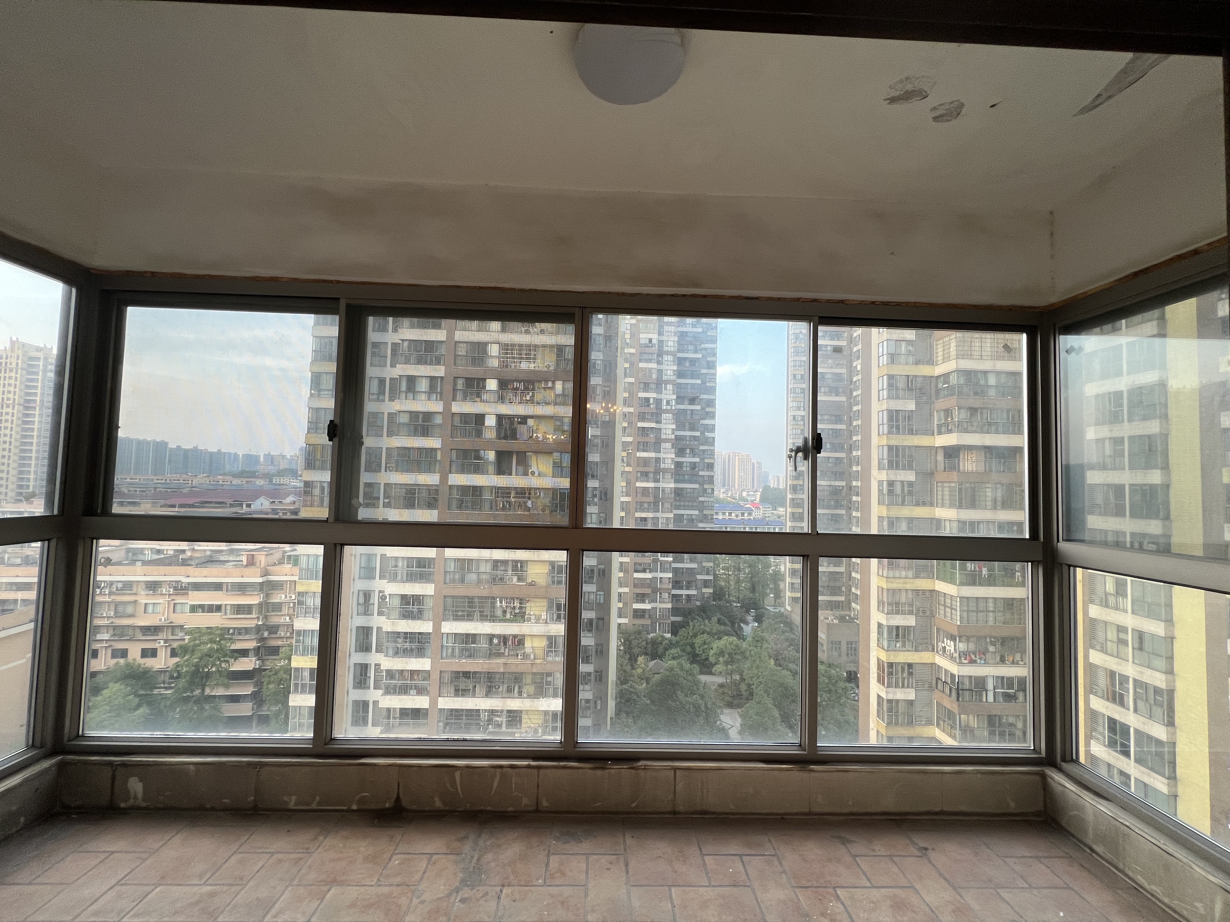 幸福嘉园 4室2厅2卫 52.8万 幸福嘉园 4室2厅2卫 52.8万阳台