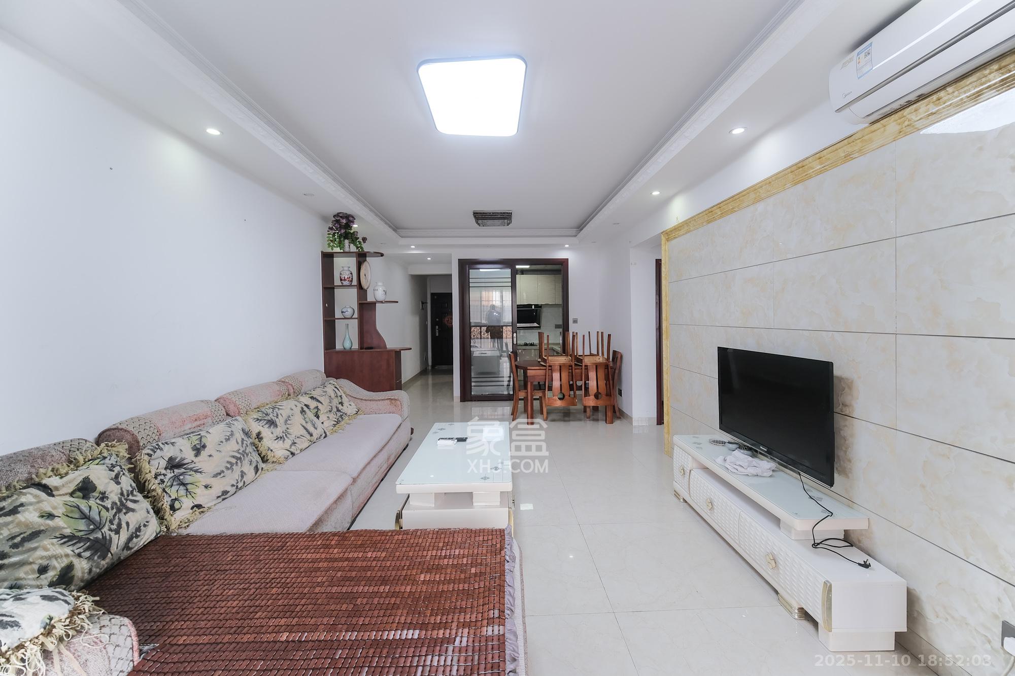 盛地春天里  3室1厅1卫    50.0万客厅