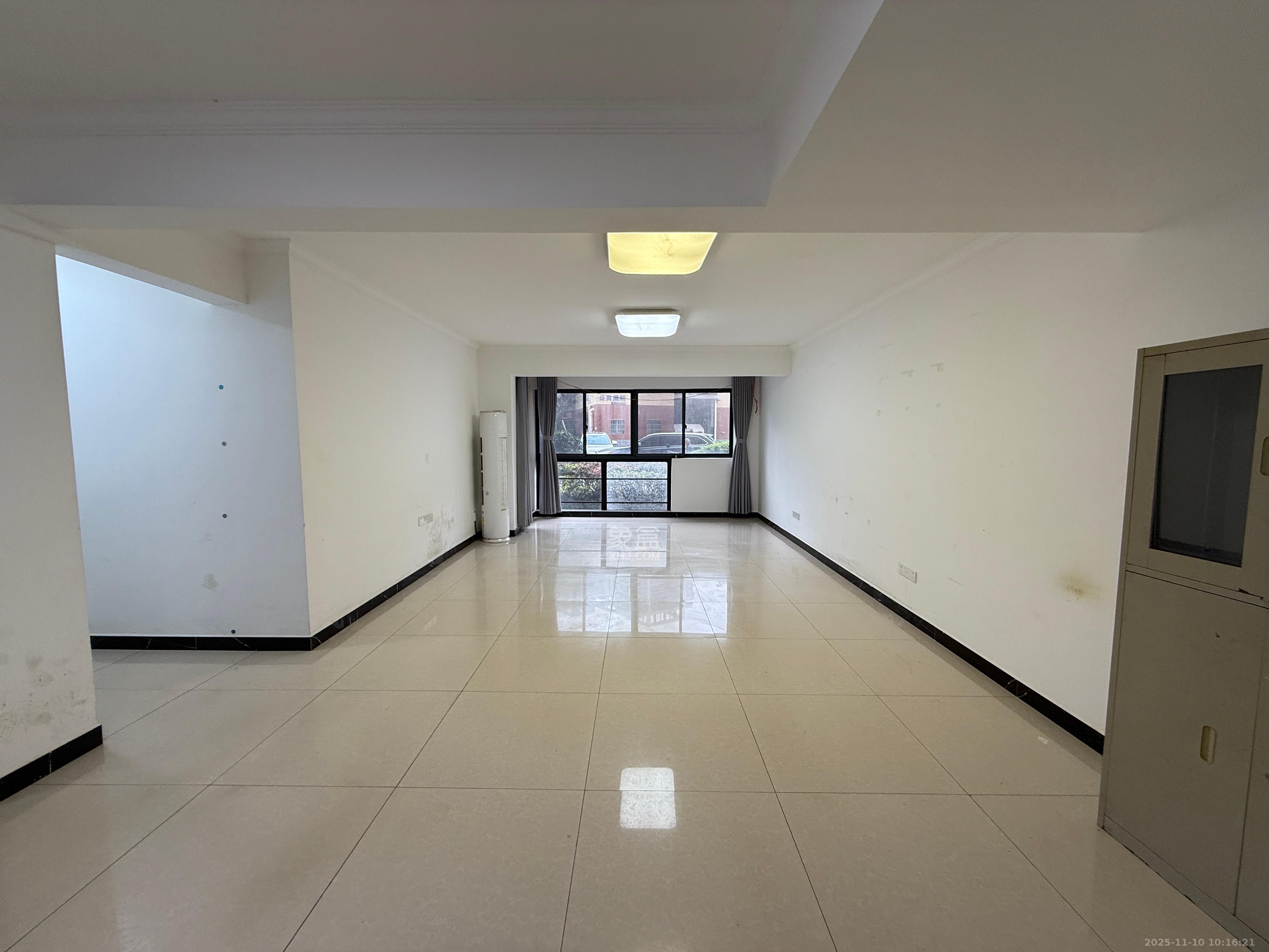 岳鞍阁小区  4室2厅2卫    3000.0元/月