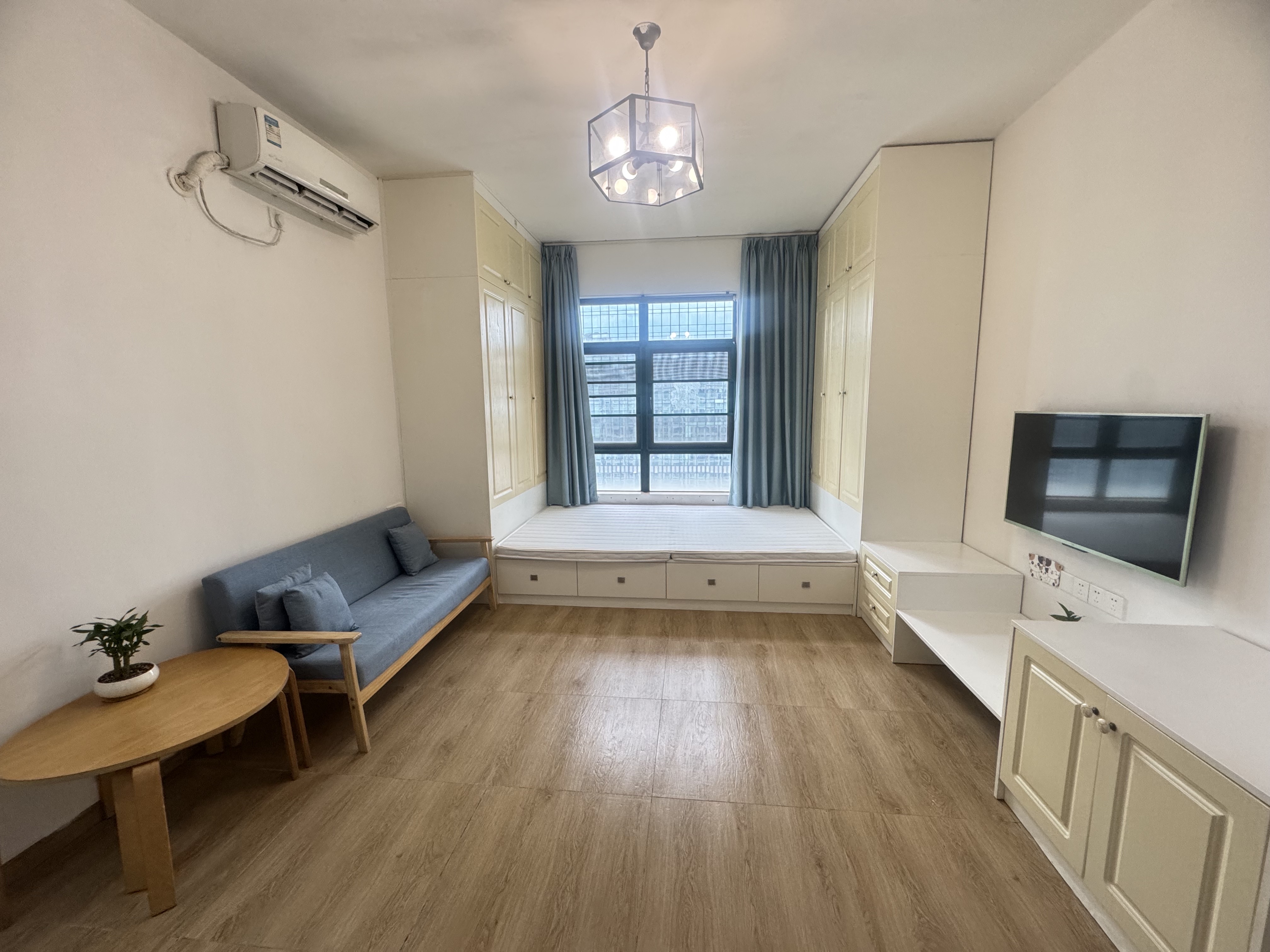 海阔天空-国瑞城四期（爵仕苑）  1室1厅1卫    2300.0元/月