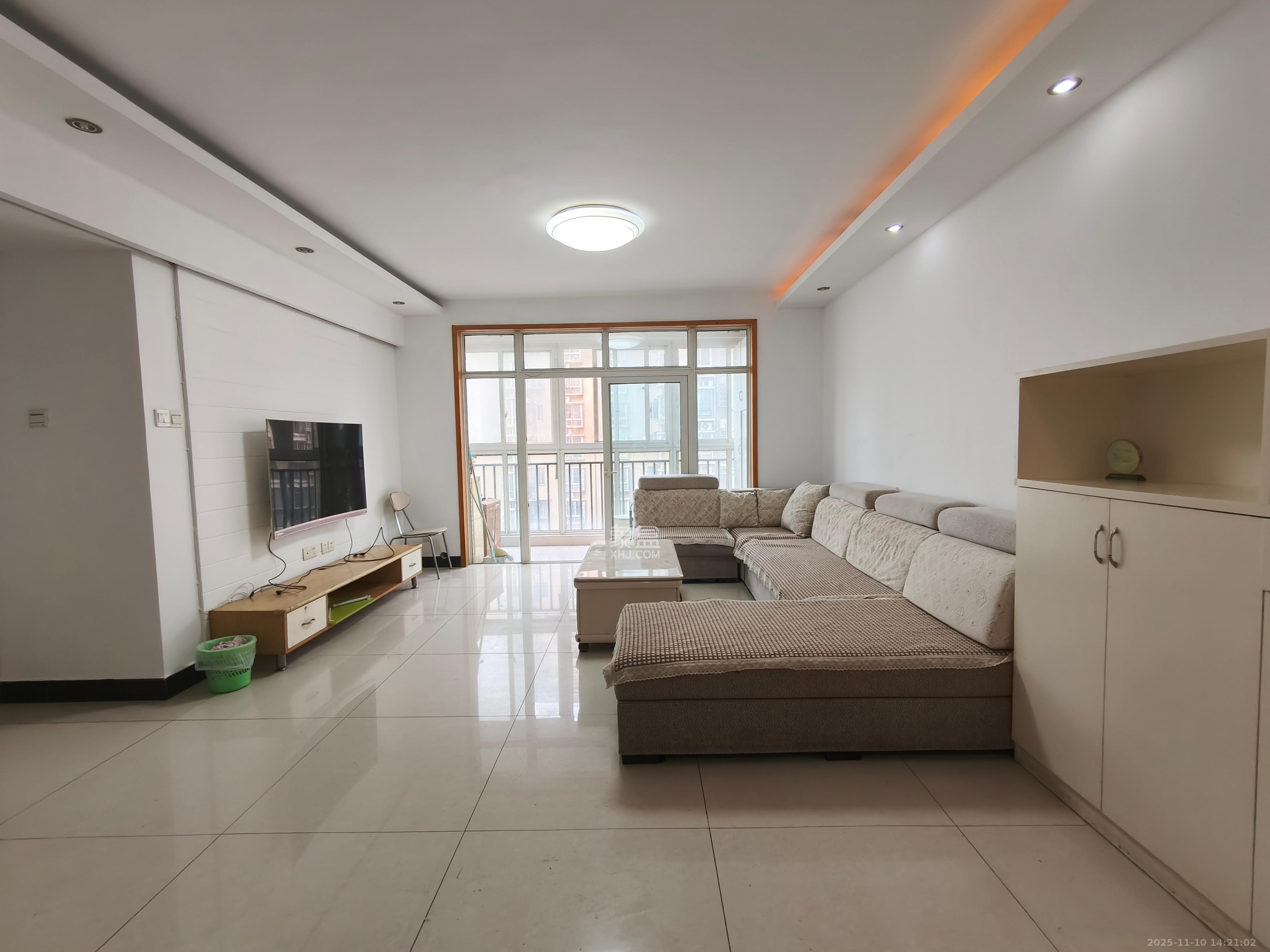 金碧文华  3室2厅2卫    2300.0元/月室内图1