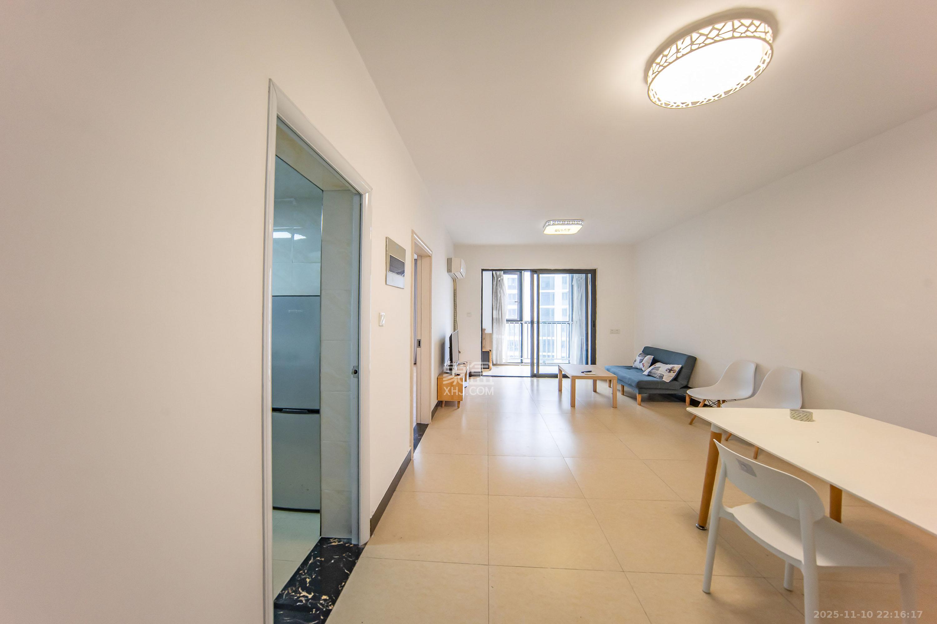 阳光100一期、四五期  2室2厅1卫    85.0万客厅