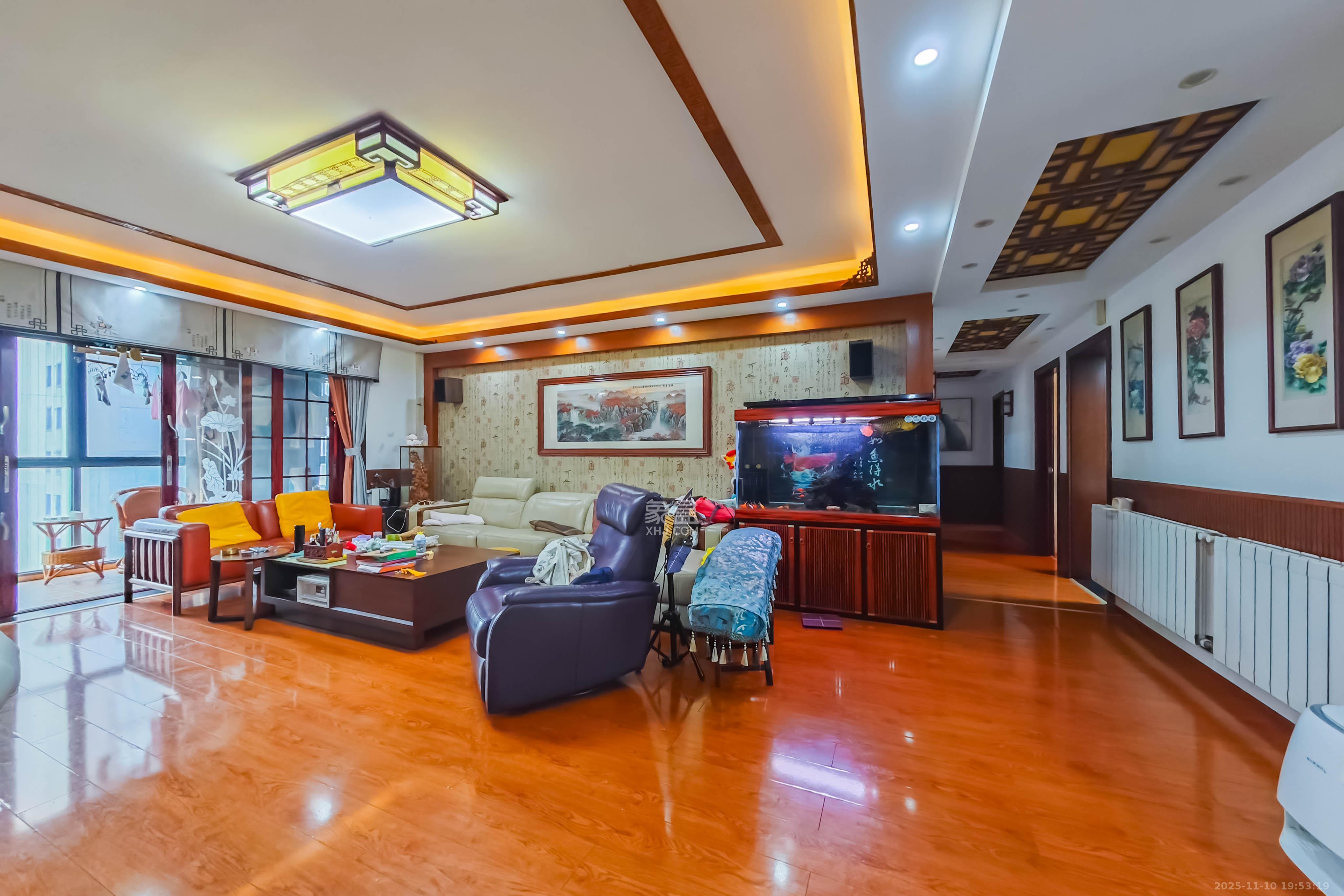 融科东南海  6室2厅2卫    288.0万客厅