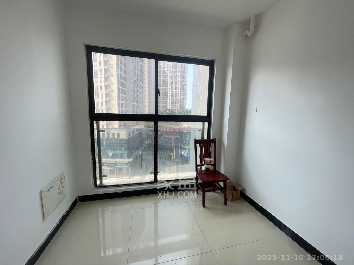 达美D6区  4室2厅2卫    3000.0元/月室内图