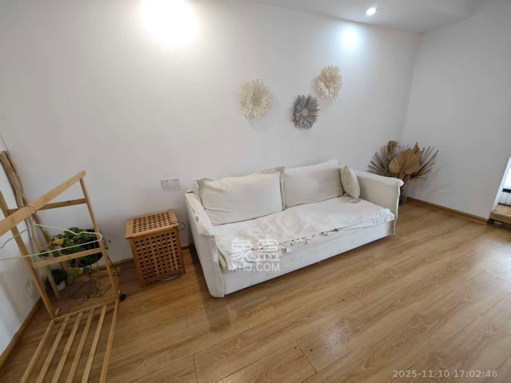 摩天一号  1室1厅1卫    1800.0元/月