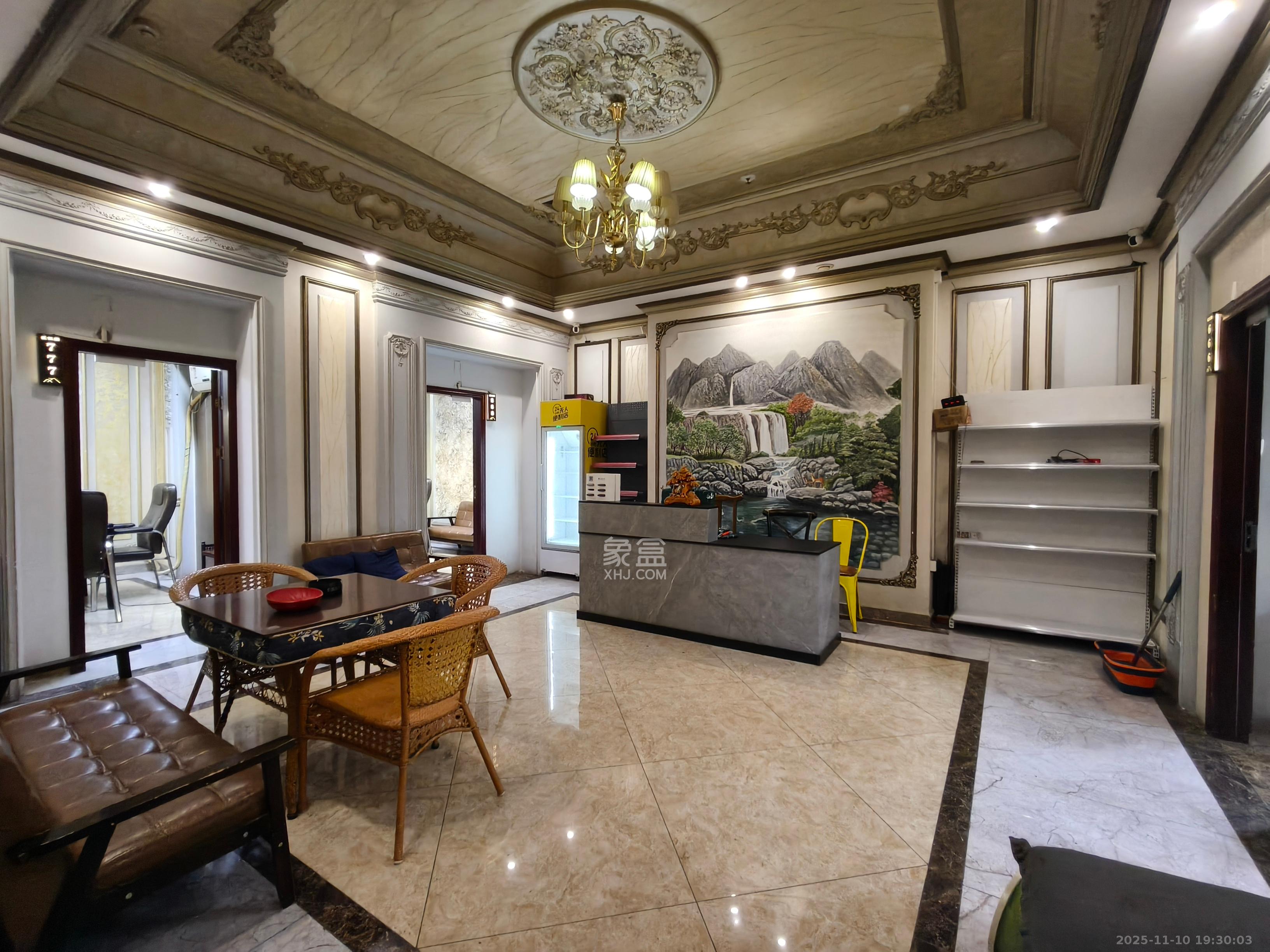 华润置地广场二期   240.0㎡      8500.0元/月