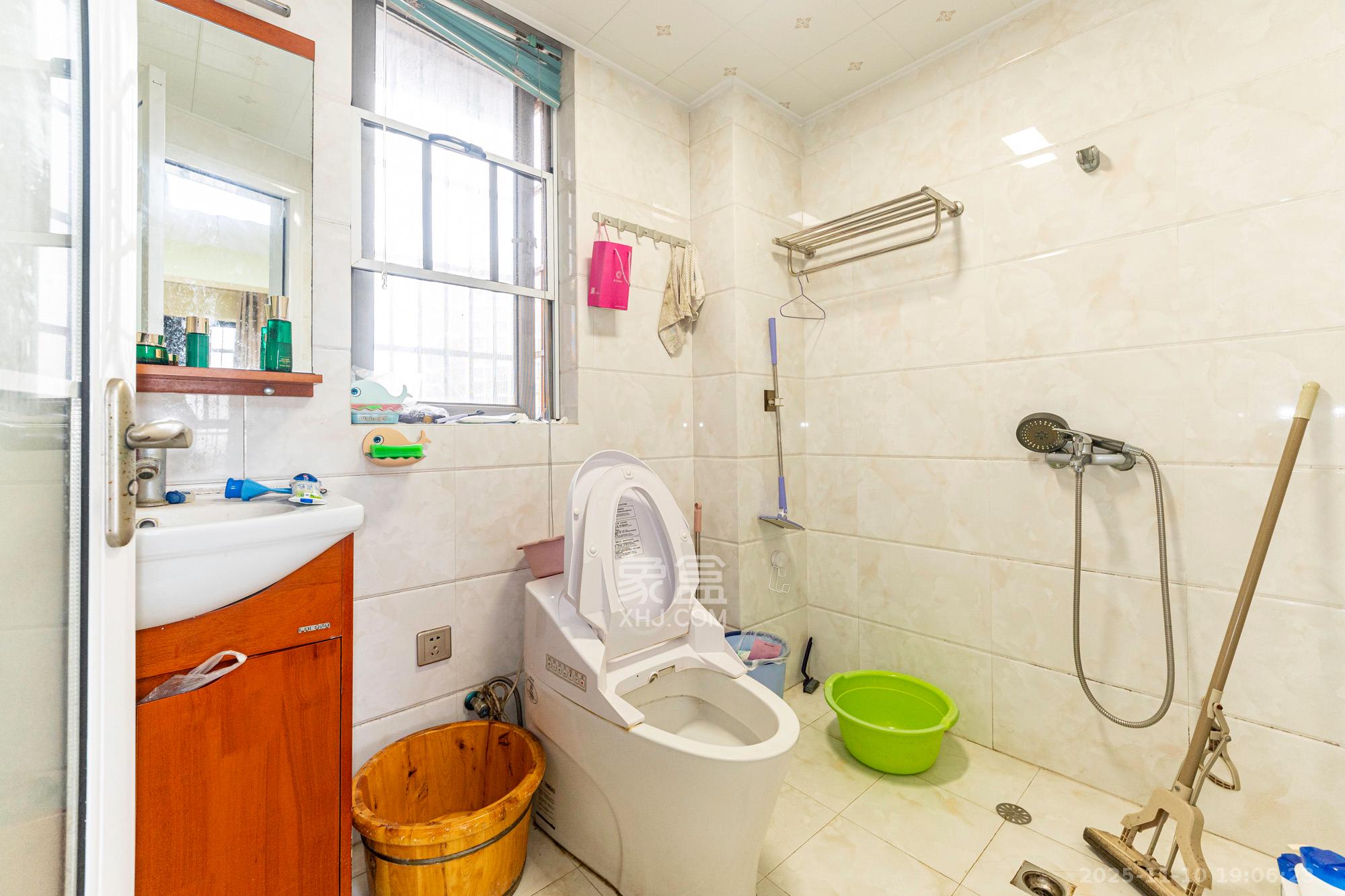 山水湾  4室2厅2卫    89.0万卫生间