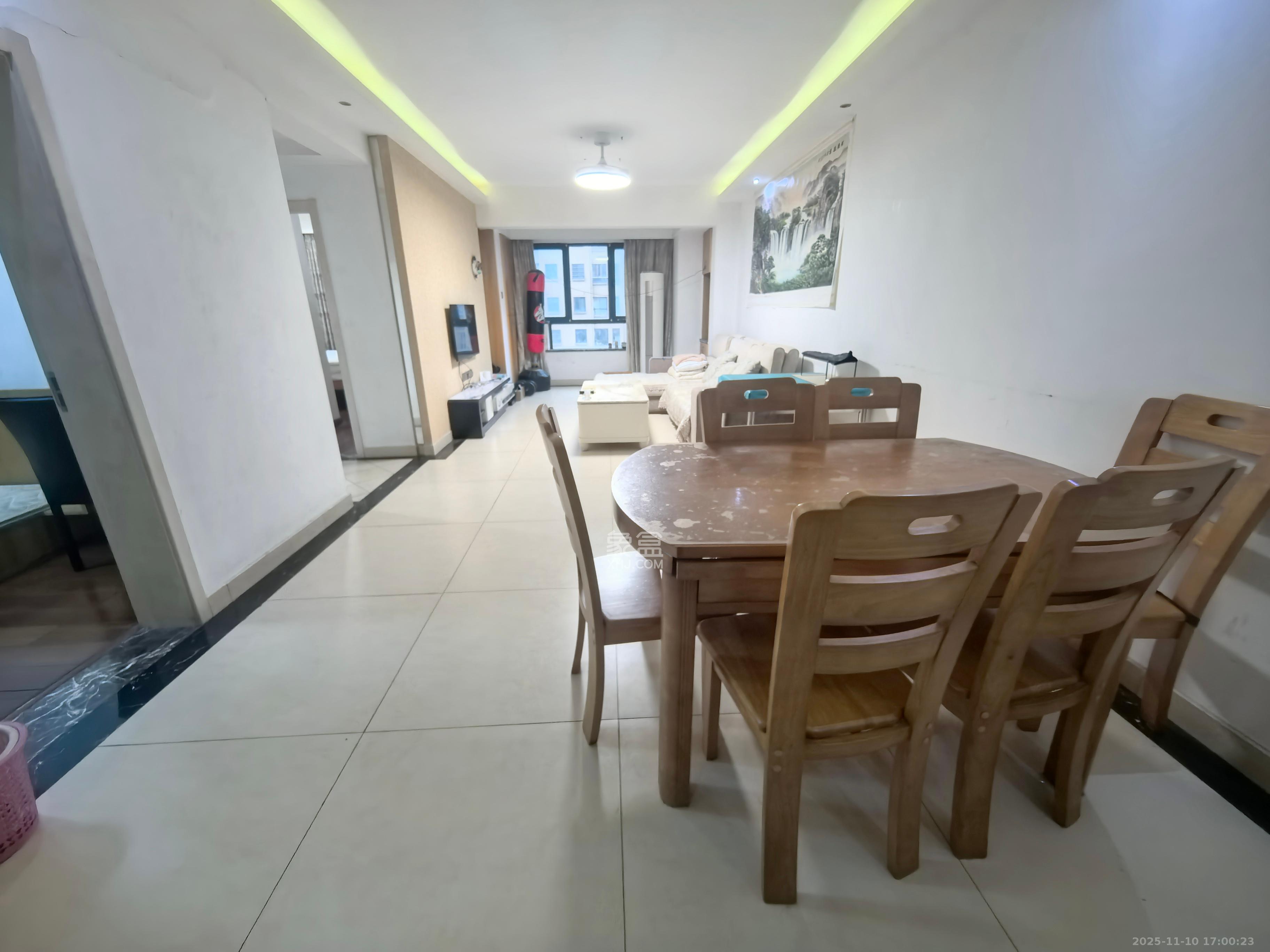 中信凯旋蓝岸（中信新城三期）  3室2厅2卫    1900.0元/月