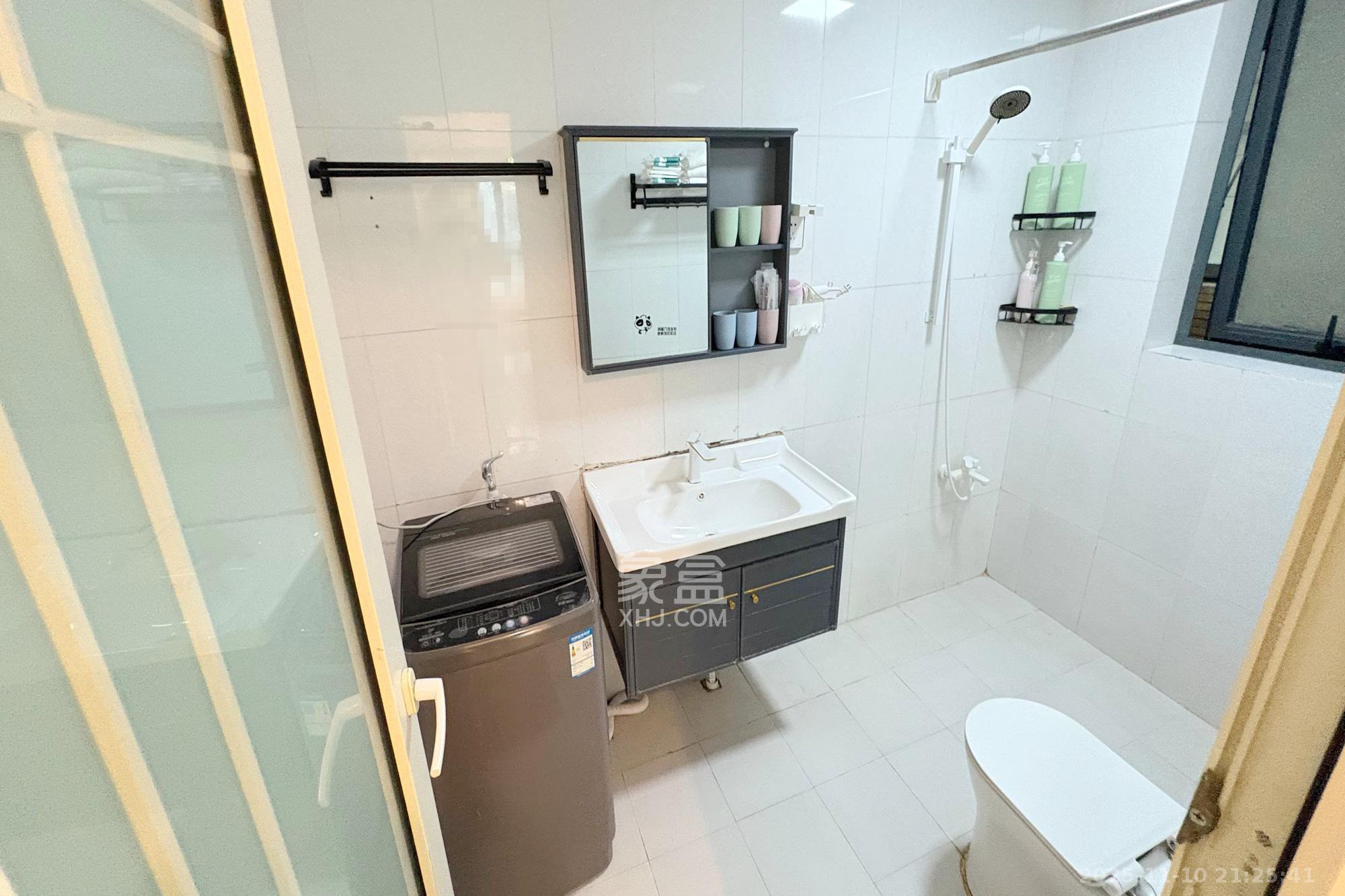 中天广场  2室2厅1卫    82.0万卫生间