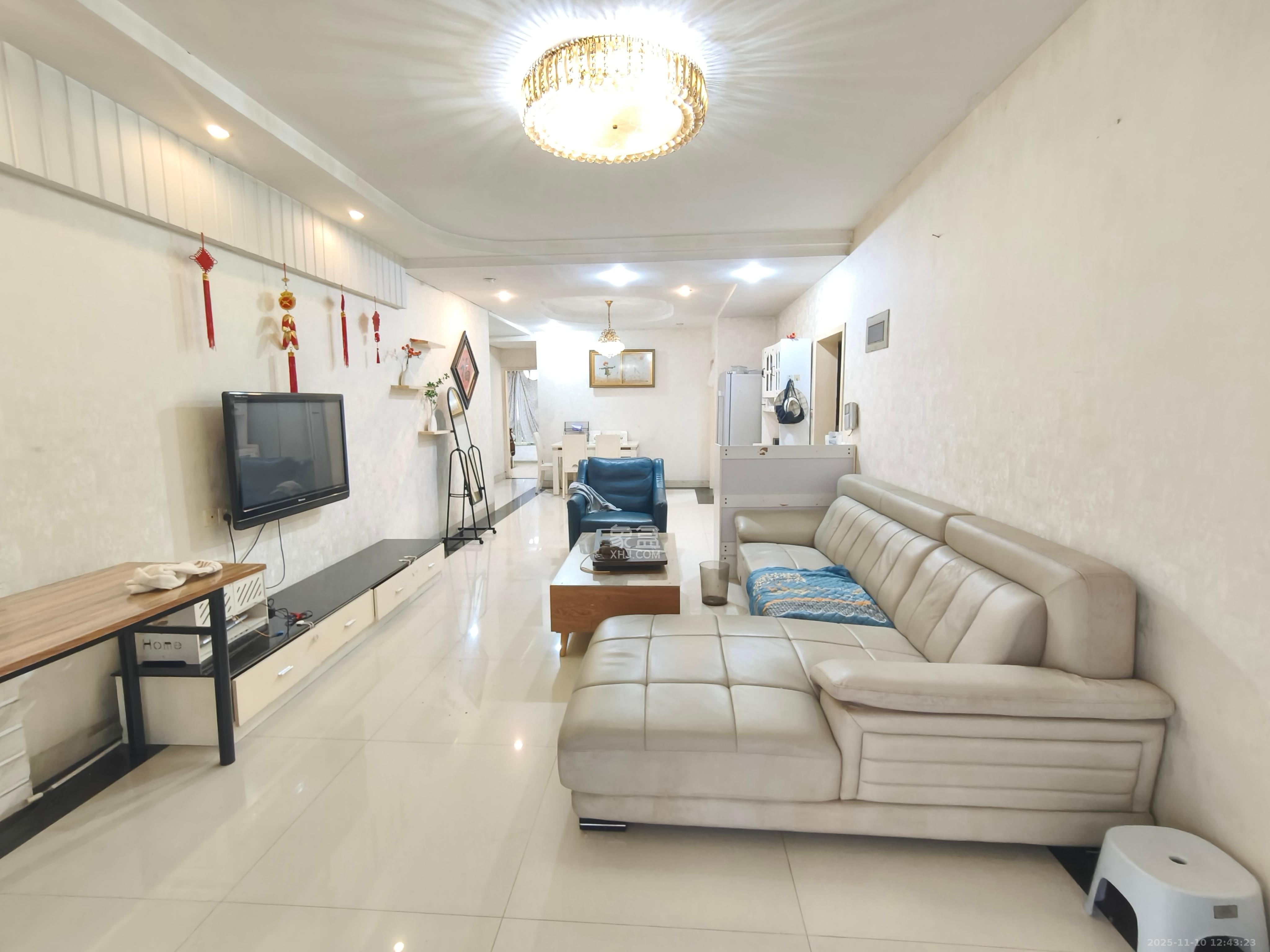 卧龙居国际村  3室2厅2卫    1700.0元/月