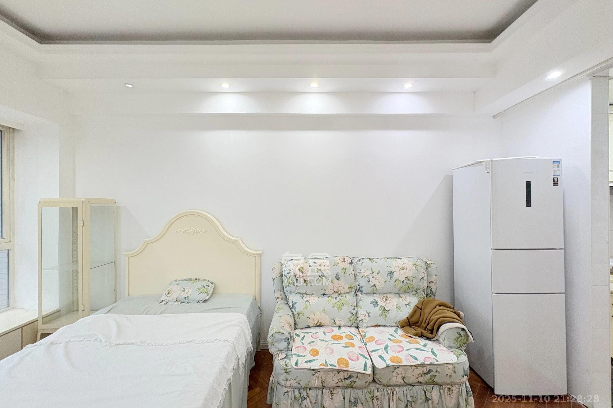 东宸19公馆 1室1厅1卫 45.0万 东宸19公馆 1室1厅1卫 45.0万客厅