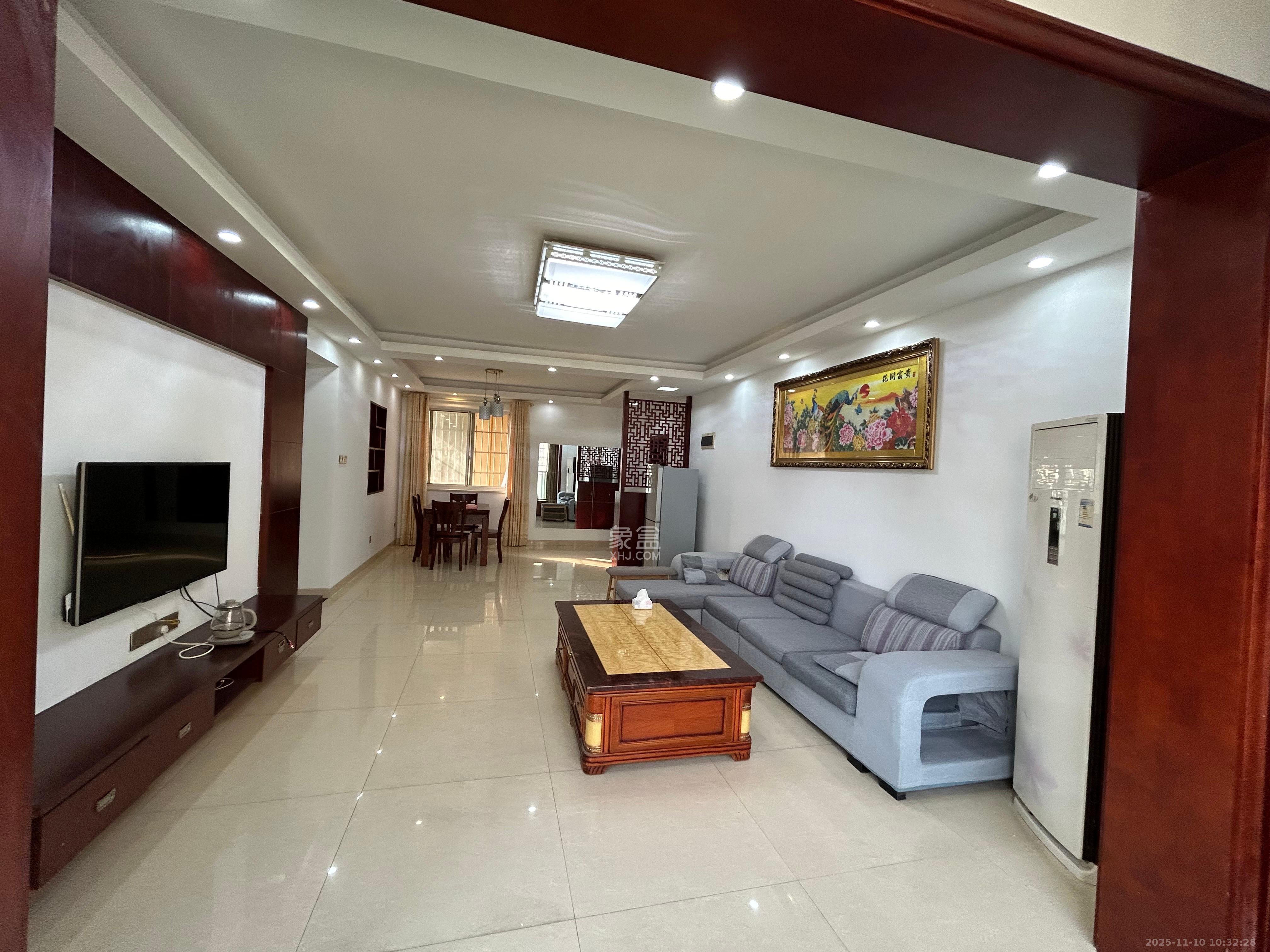 麓谷加州阳光  3室2厅2卫    2600.0元/月