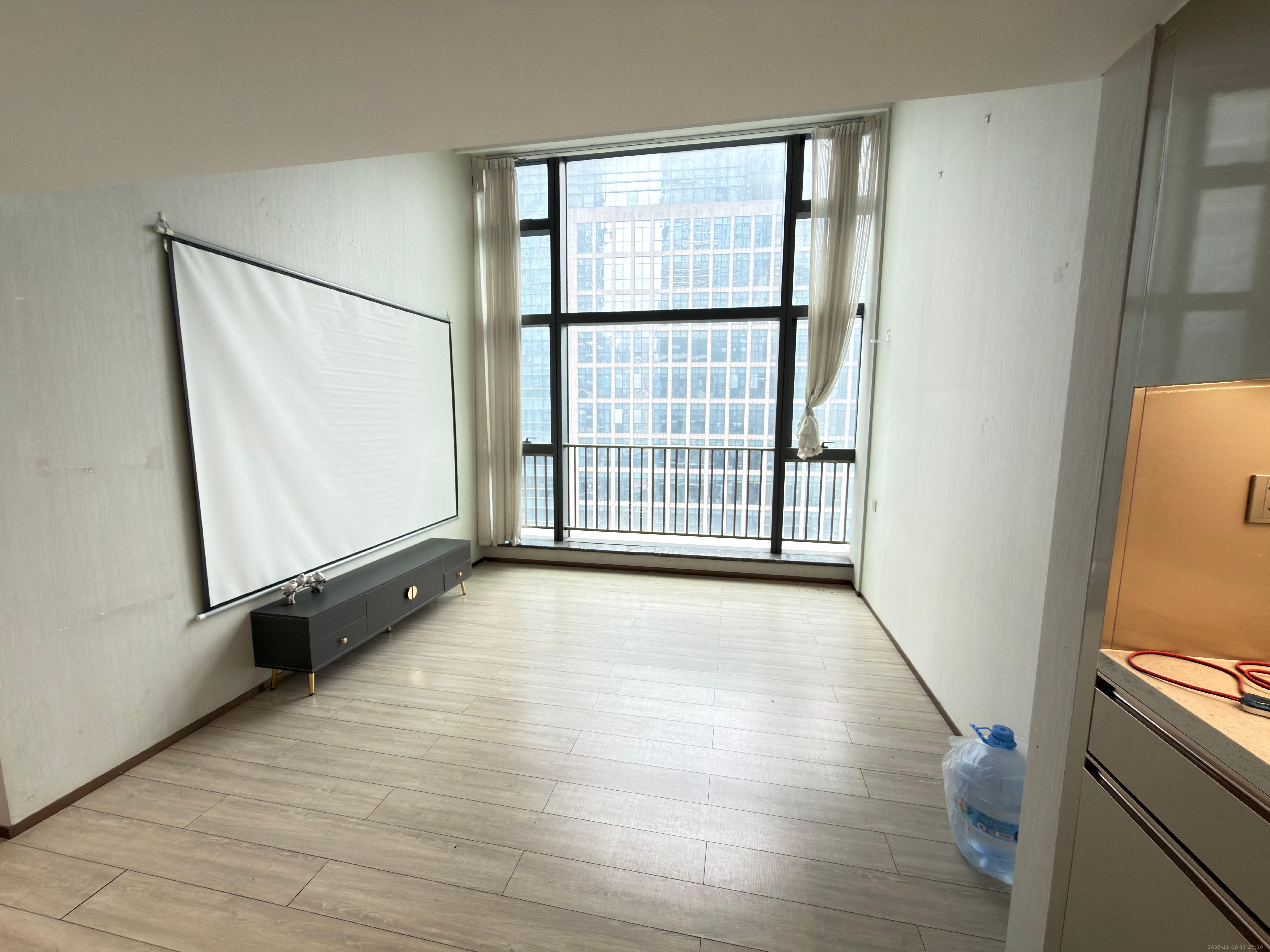 华远华时代  3室2厅2卫    4300.0元/月