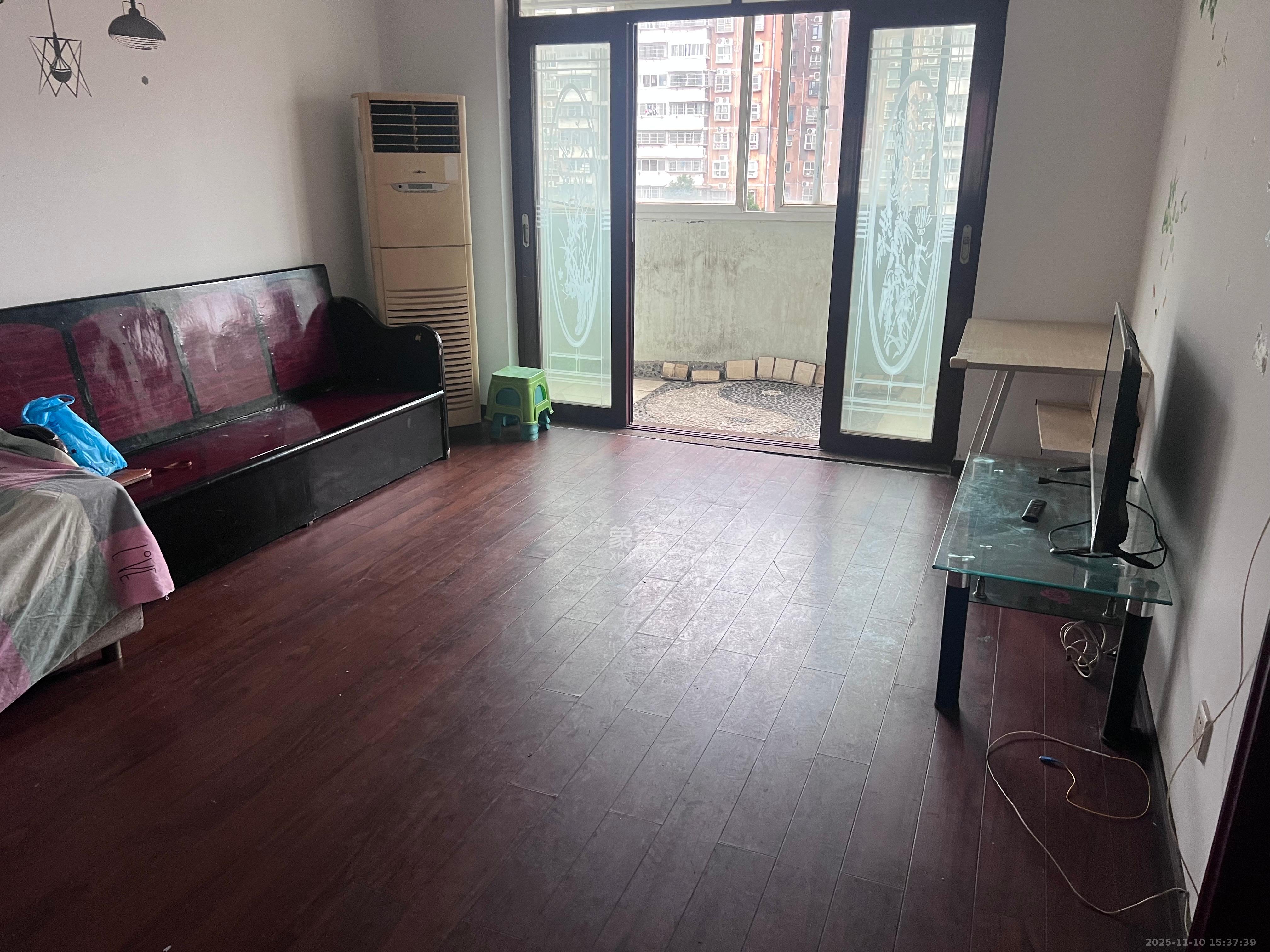 德润园  3室2厅1卫    1800.0元/月