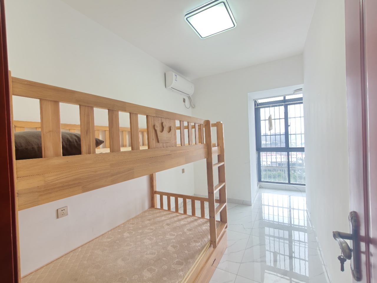 蓝海瑞园  3室2厅1卫    2700.0元/月室内图