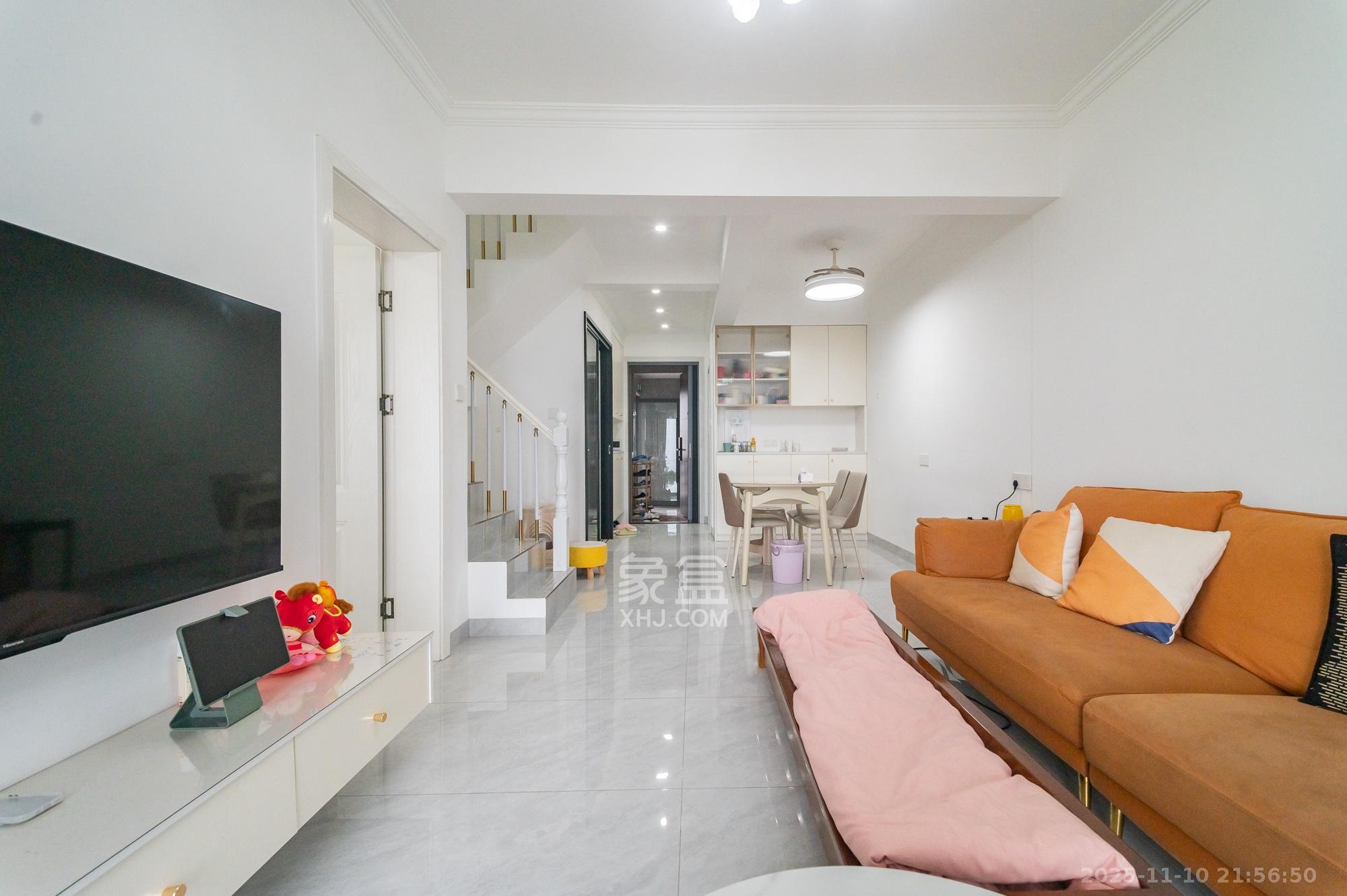 金辉优步星樾  3室2厅2卫    75.0万客厅