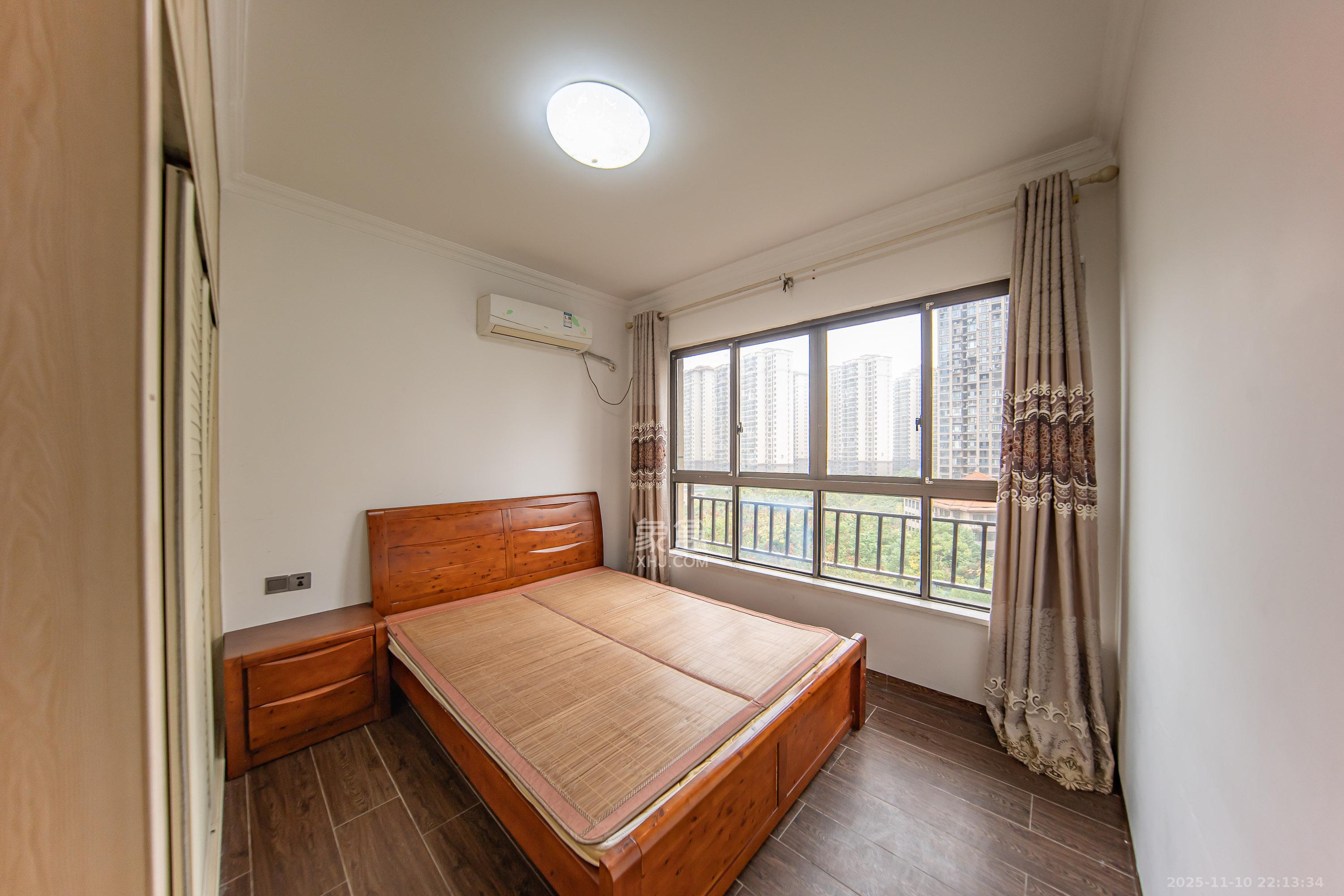 华润橡树湾  1室2厅2卫    93.8万卧室