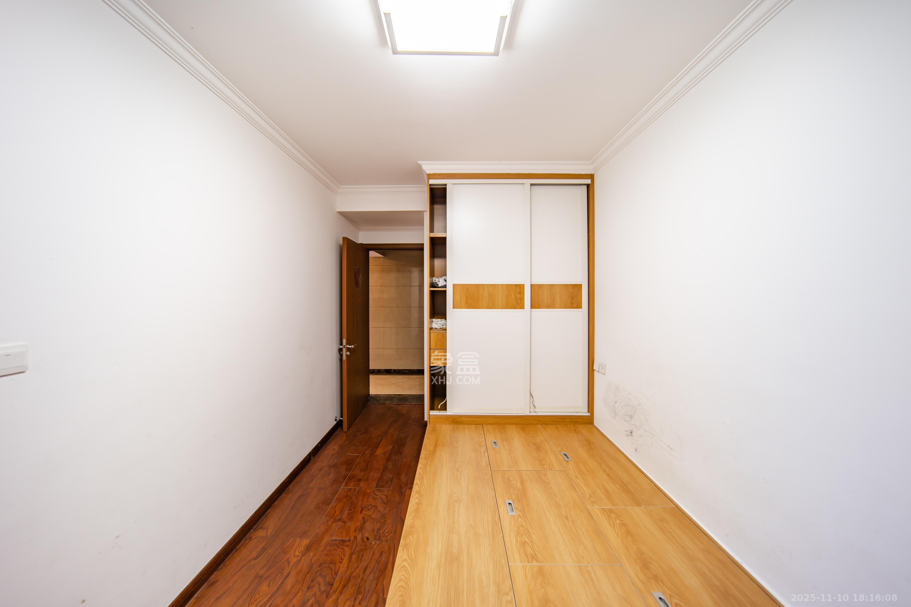 阳光100一期、四五期  2室2厅1卫    82.0万卧室