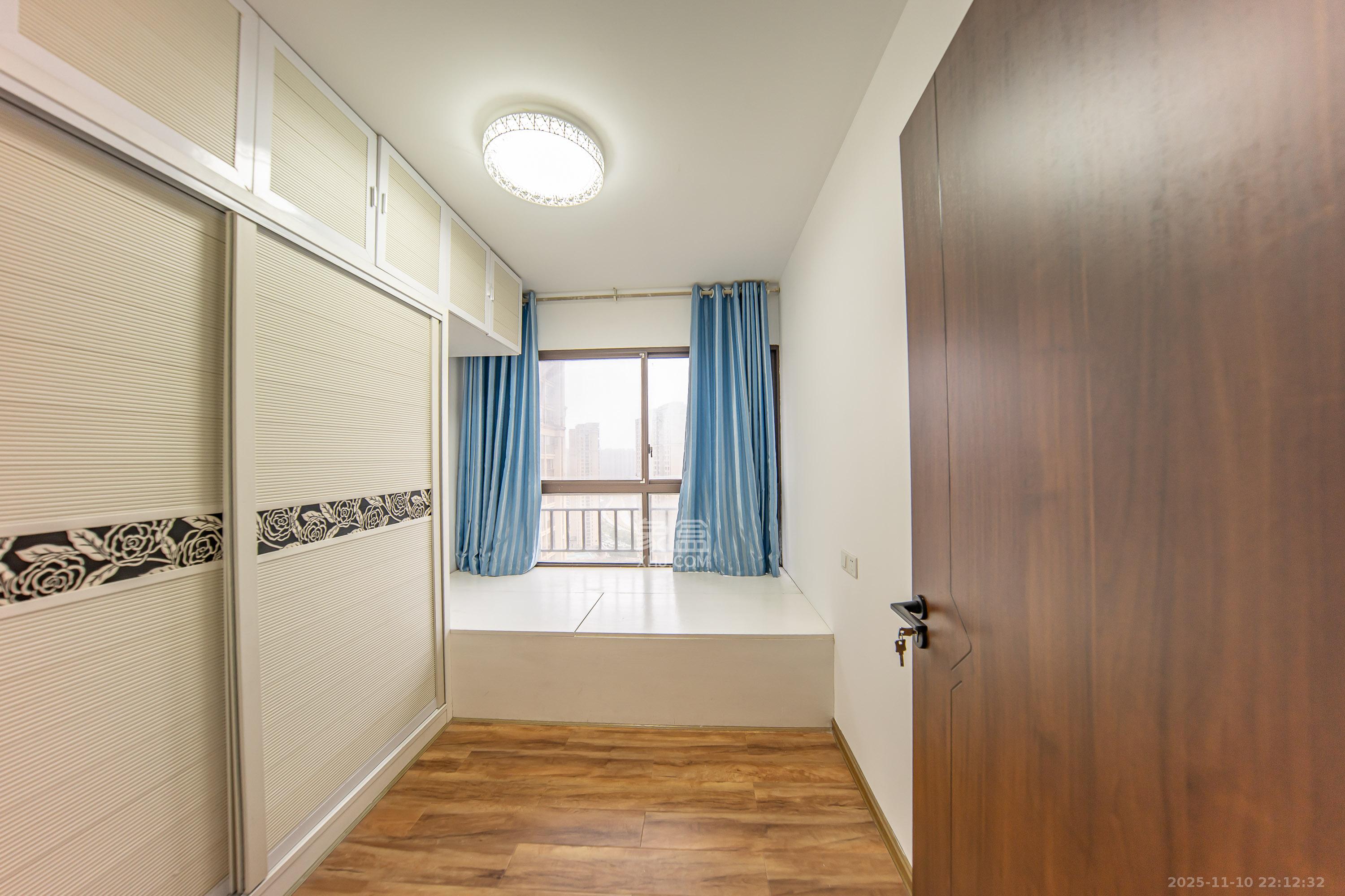 华润橡树湾 3室2厅1卫 70.0万 华润橡树湾 3室2厅1卫 70.0万卧室