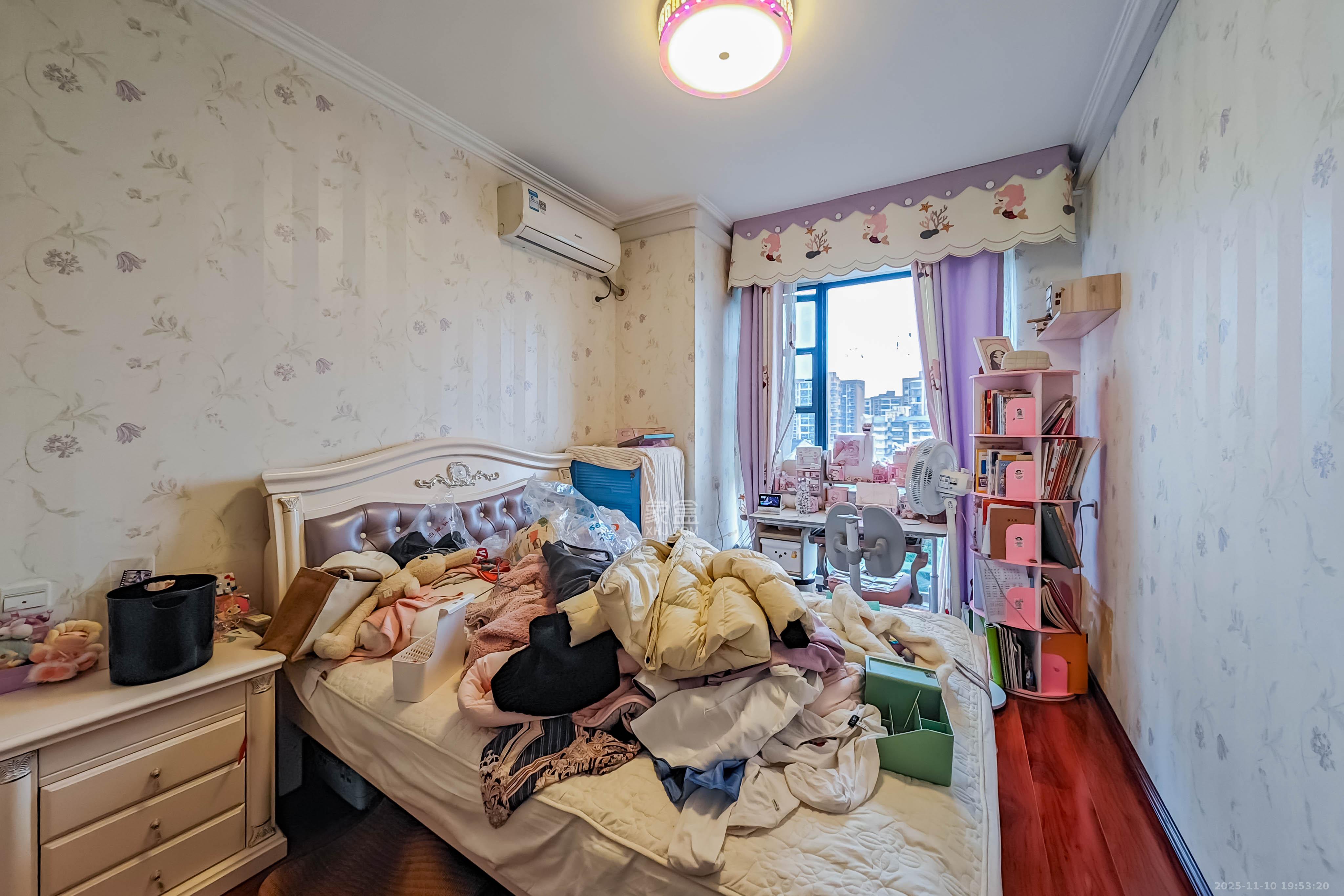 融科东南海  6室2厅2卫    288.0万卧室