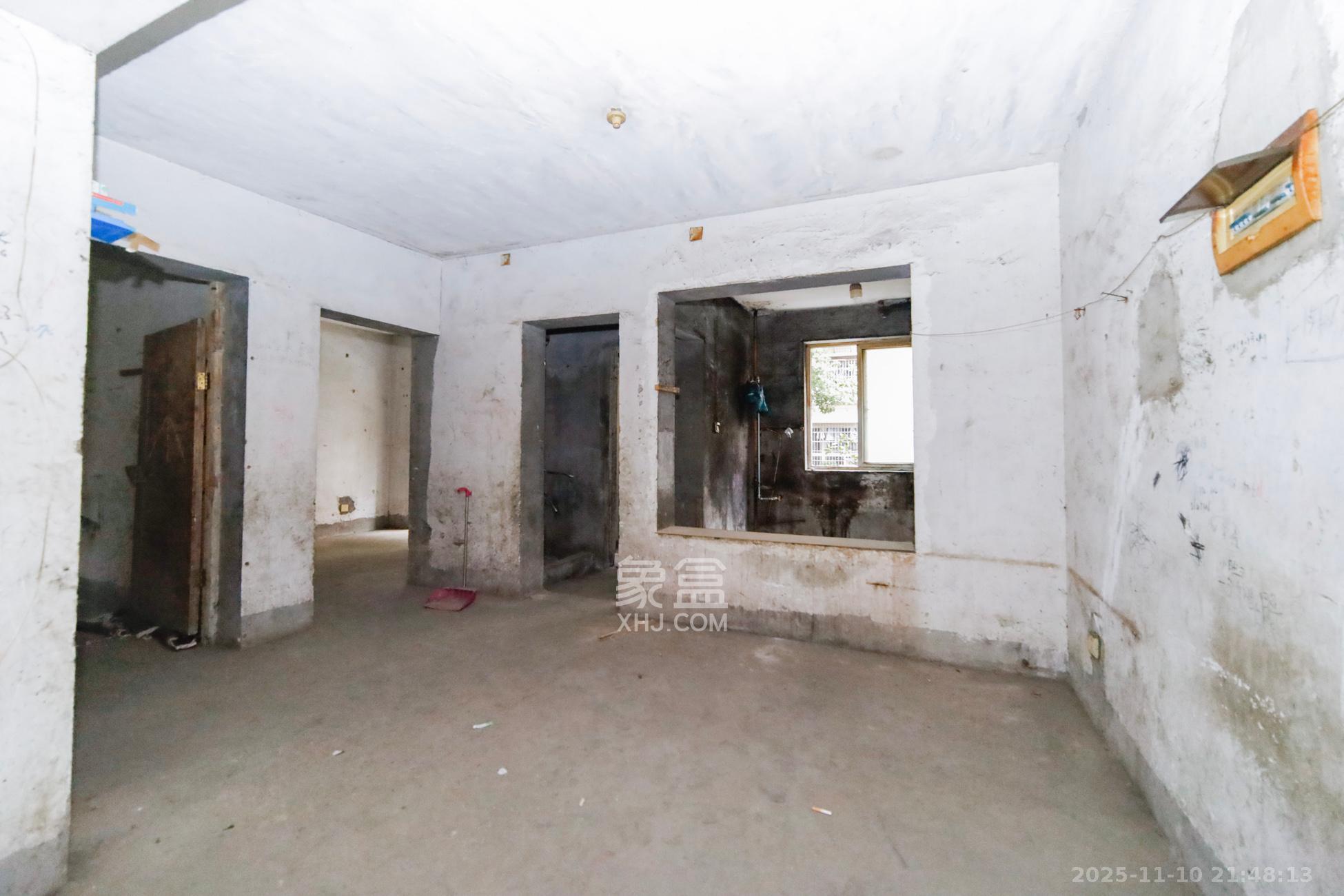 德馨园  3室2厅1卫    52.0万客厅