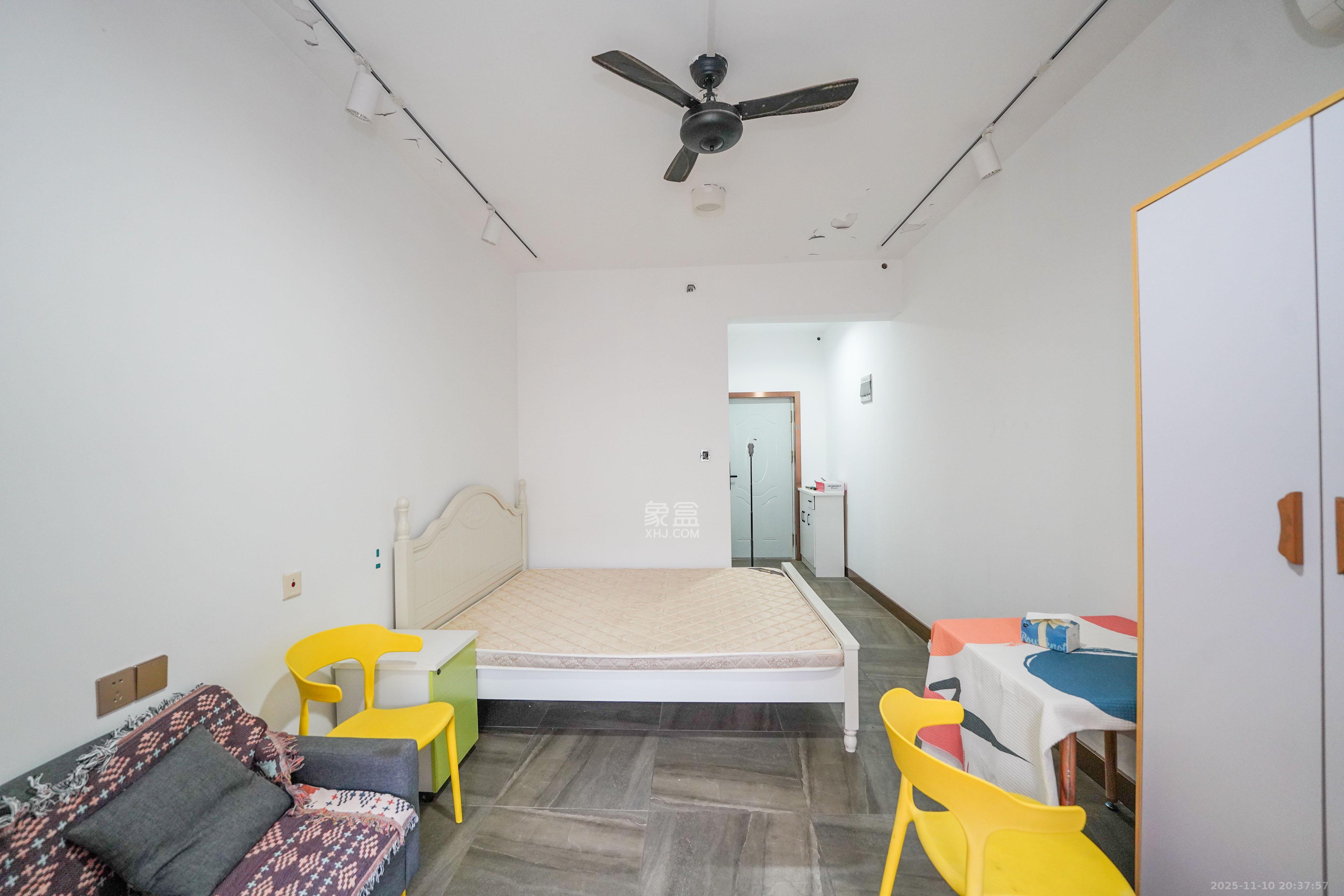 怡海星城 1室1厅1卫 13.8万 怡海星城 1室1厅1卫 13.8万客厅