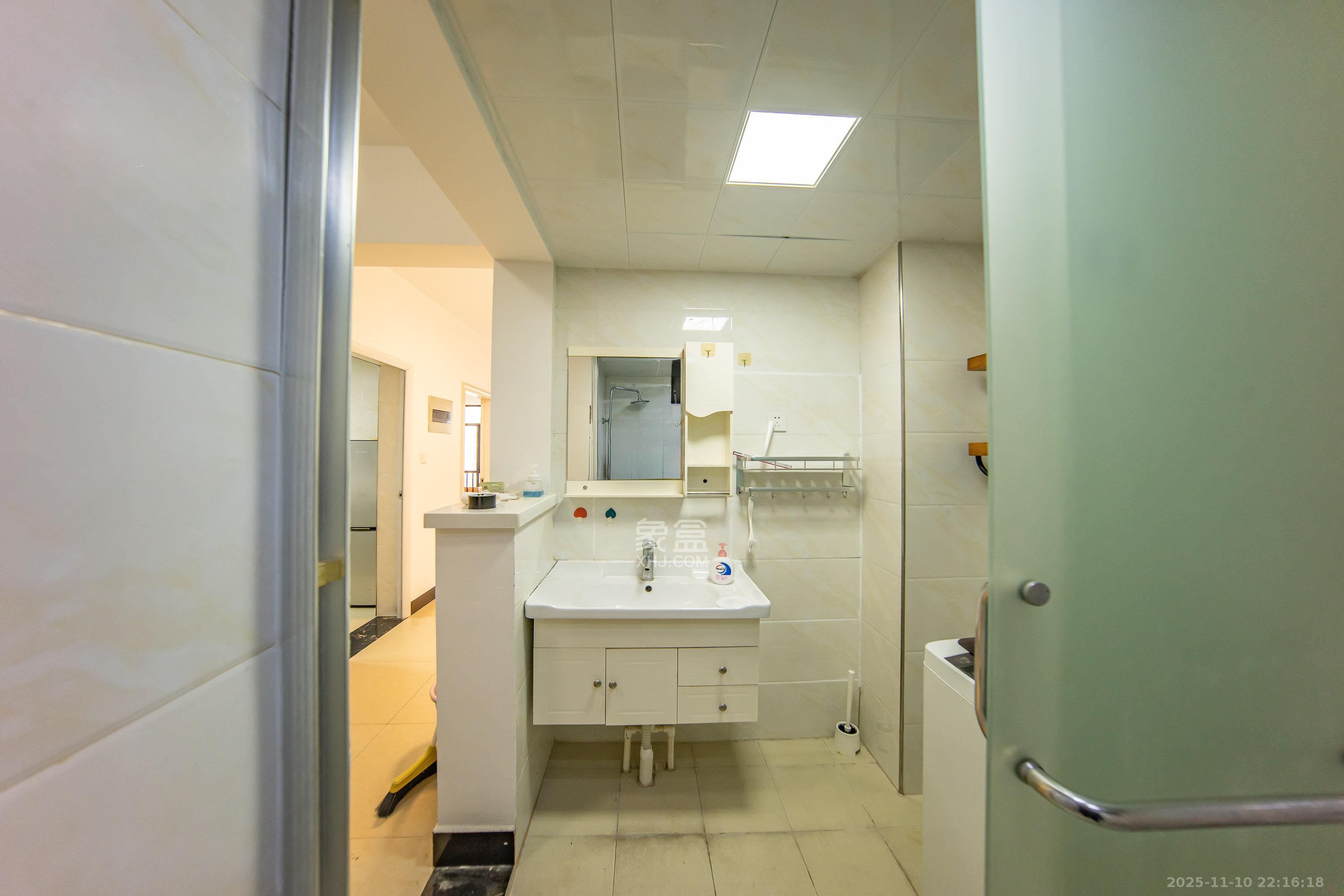 阳光100一期、四五期 2室2厅1卫 85.0万 阳光100一期、四五期 2室2厅1卫 85.0万卫生间