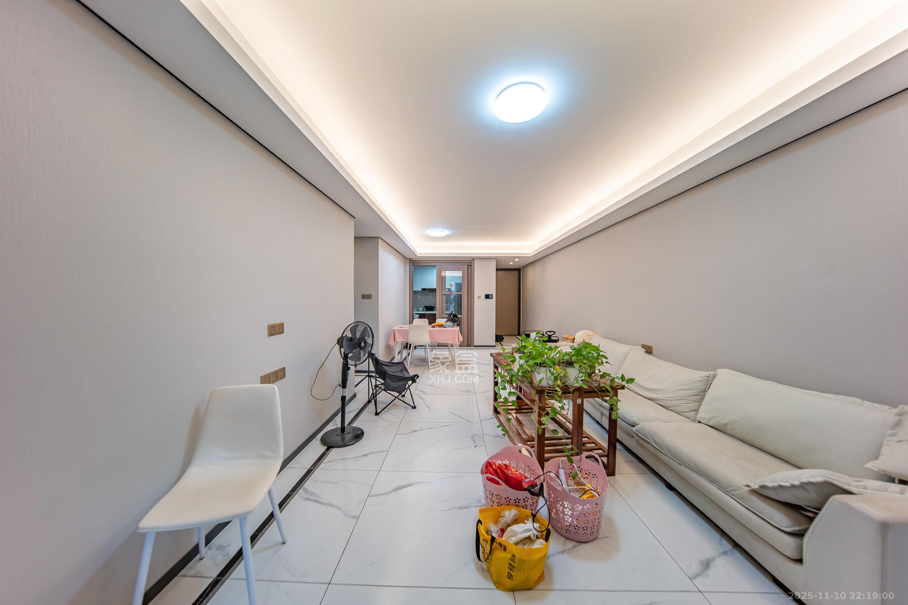 中海阅麓山二期 3室2厅2卫 130.0万 中海阅麓山二期 3室2厅2卫 130.0万客厅