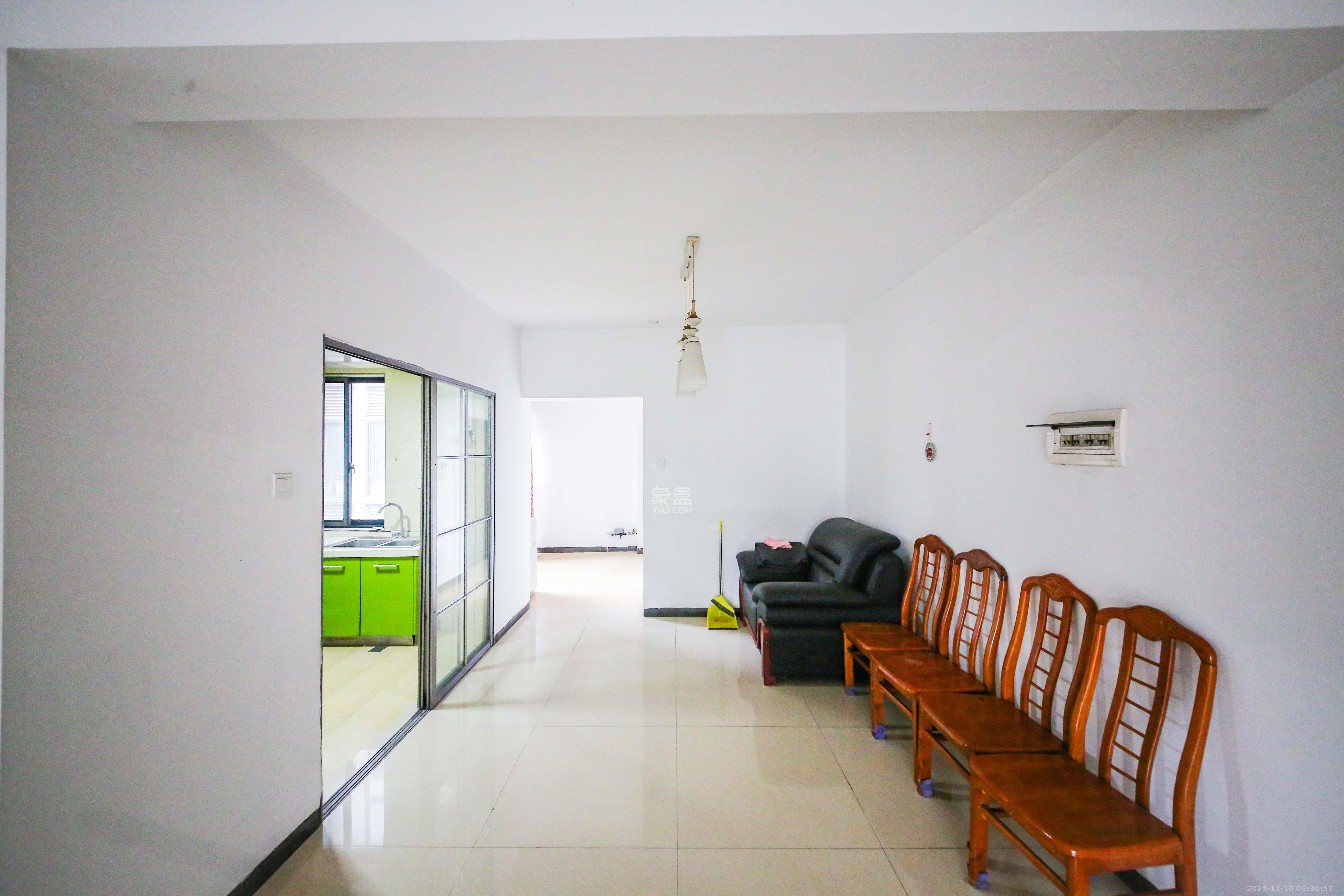 天城泰祥苑 3室2厅1卫 99.0万 天城泰祥苑 3室2厅1卫 99.0万客厅