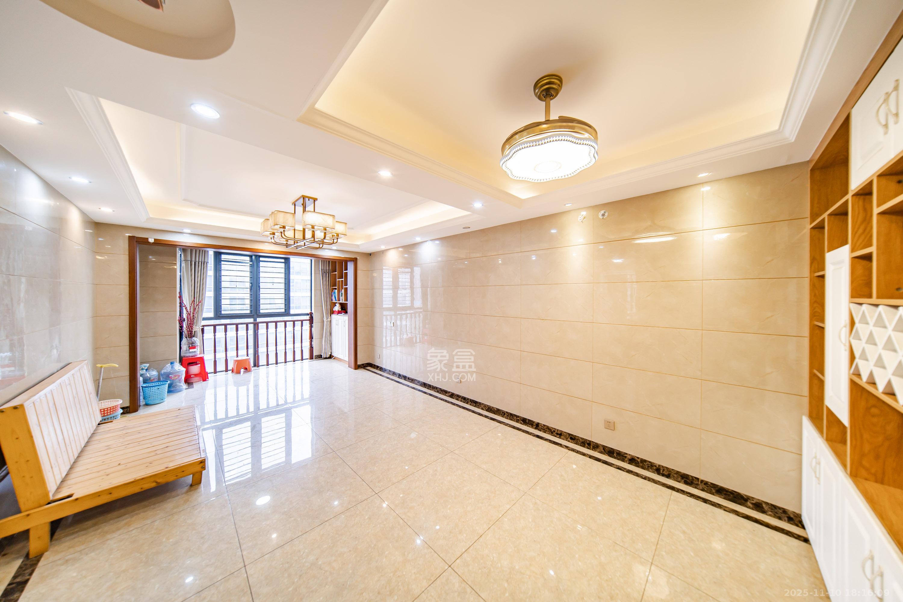 阳光100一期、四五期  2室2厅1卫    82.0万客厅