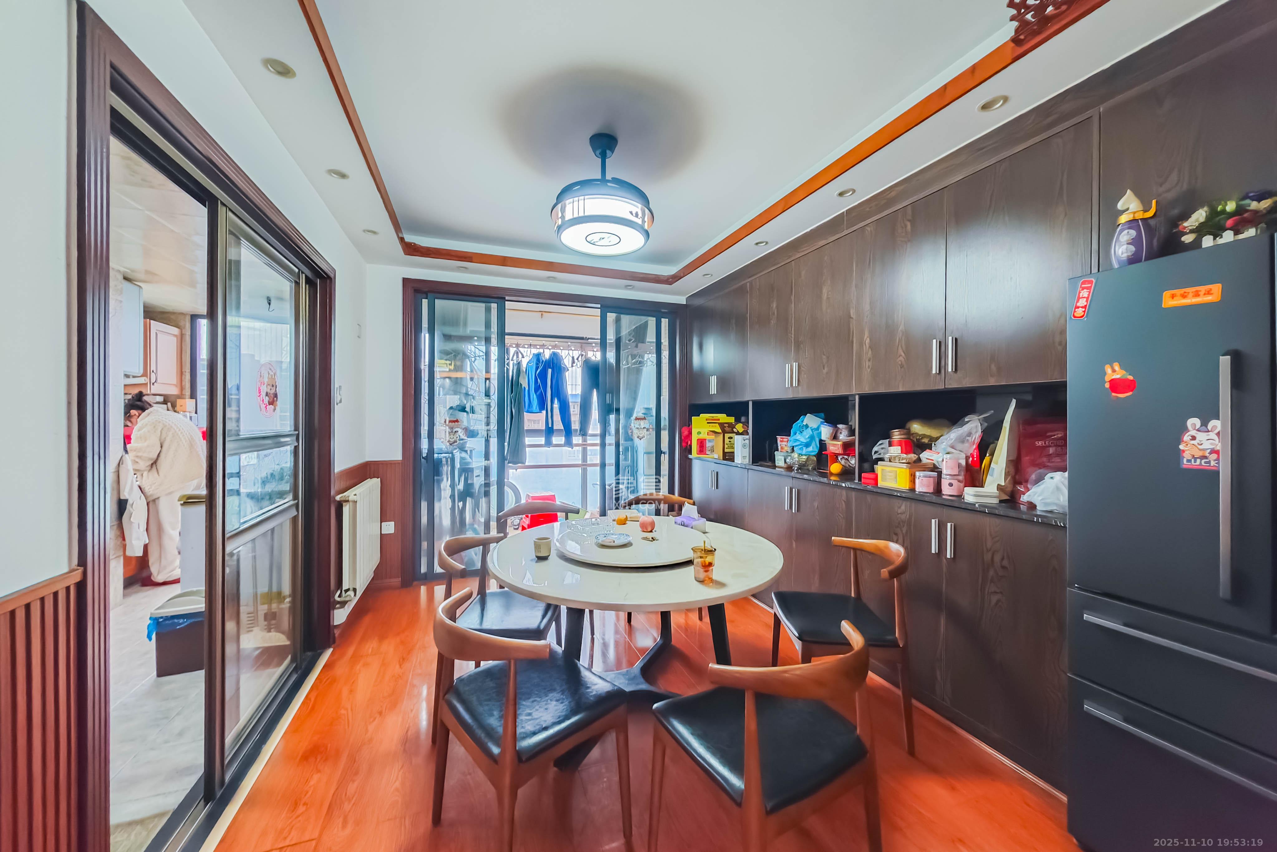 融科东南海  6室2厅2卫    288.0万客厅