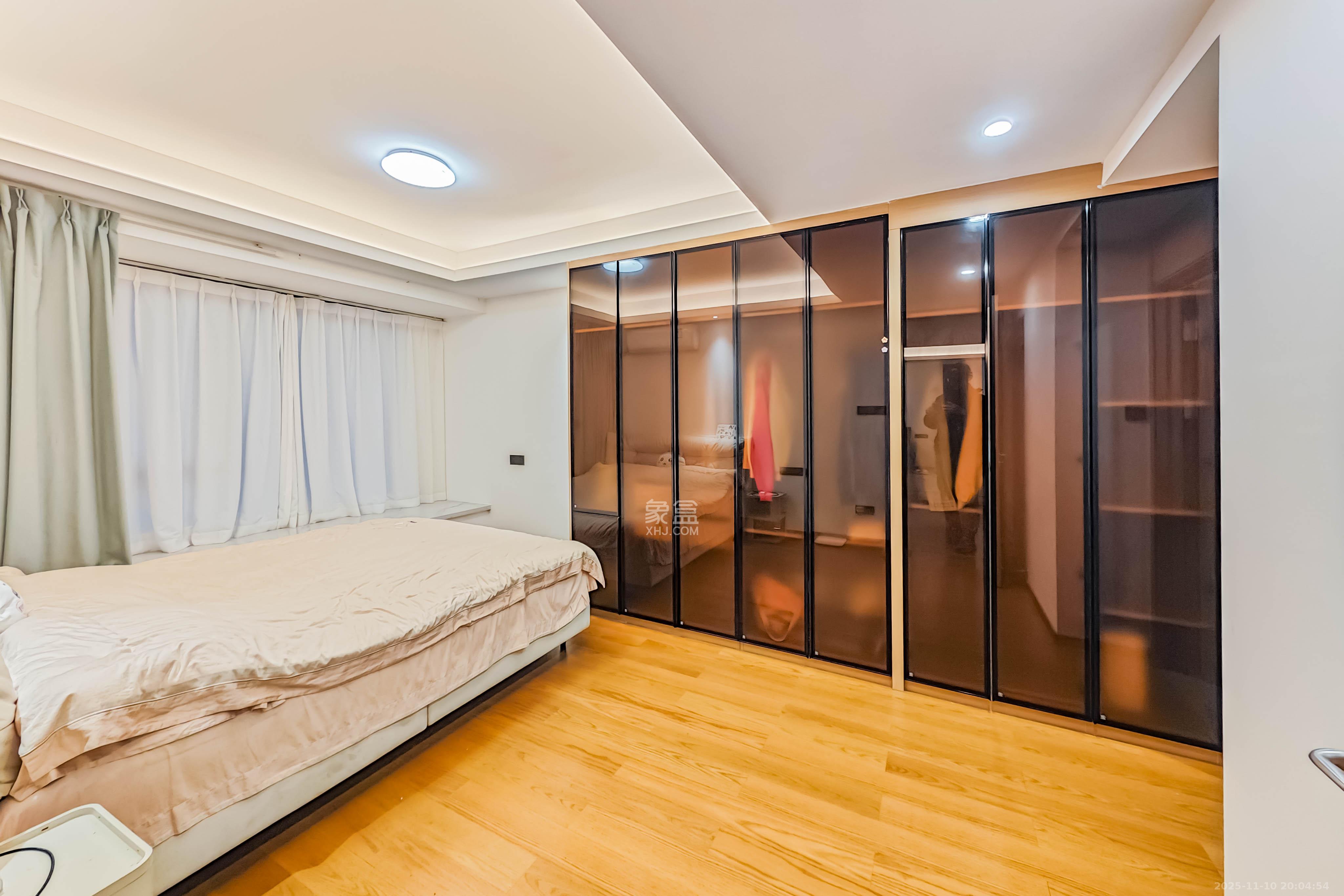 旭辉雨花郡  3室2厅2卫    165.0万卧室