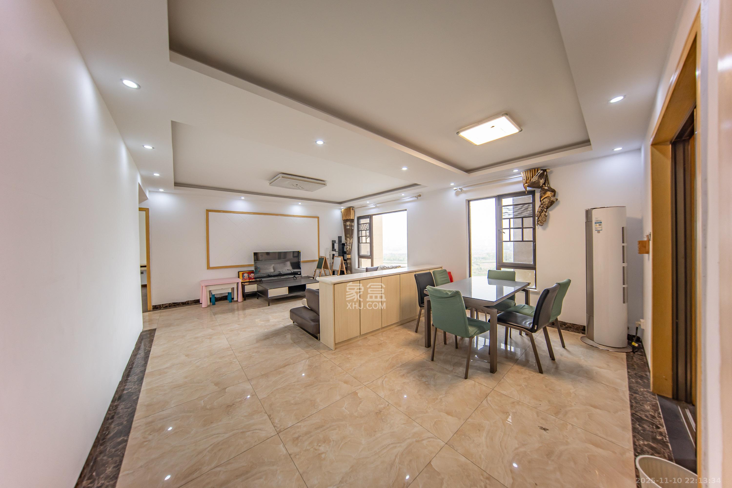 华润橡树湾  1室2厅2卫    93.8万客厅