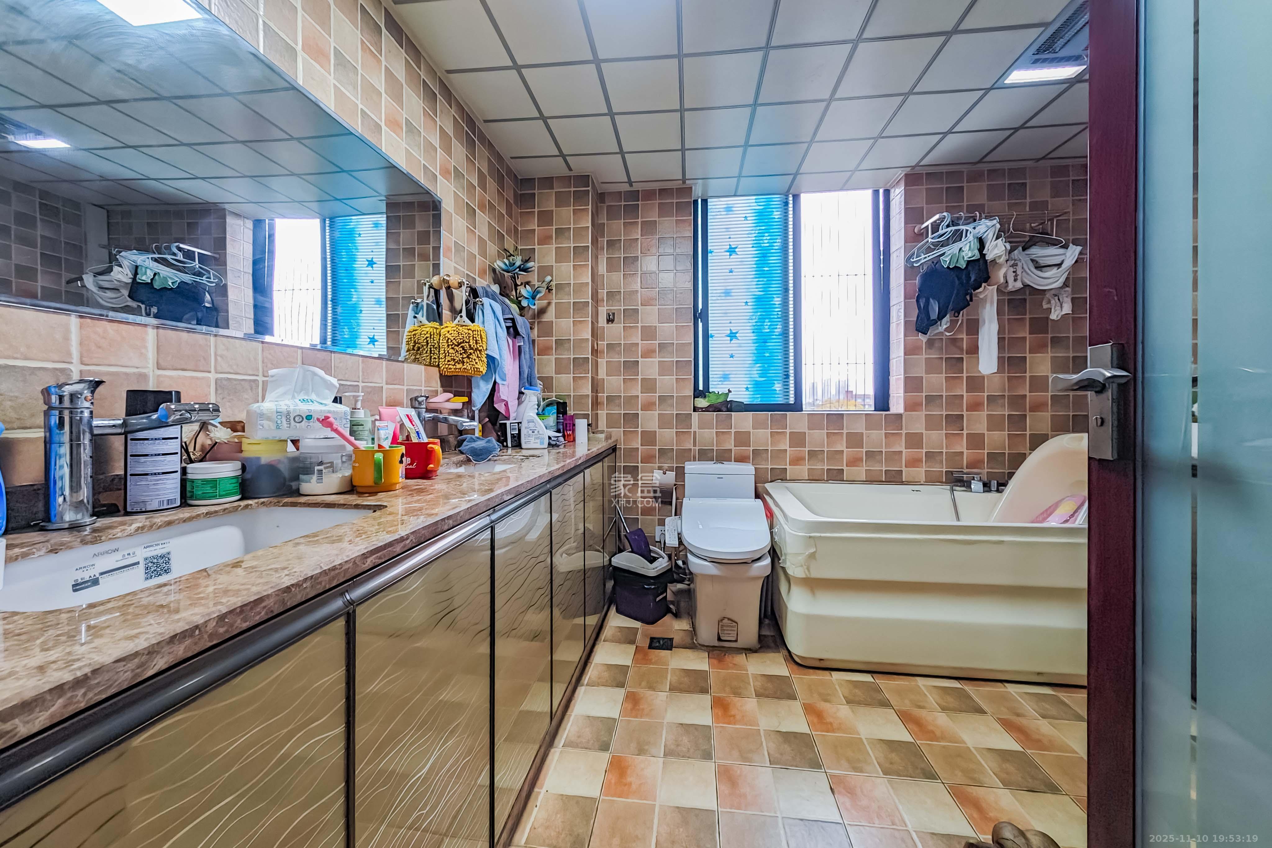 融科东南海  6室2厅2卫    288.0万卫生间