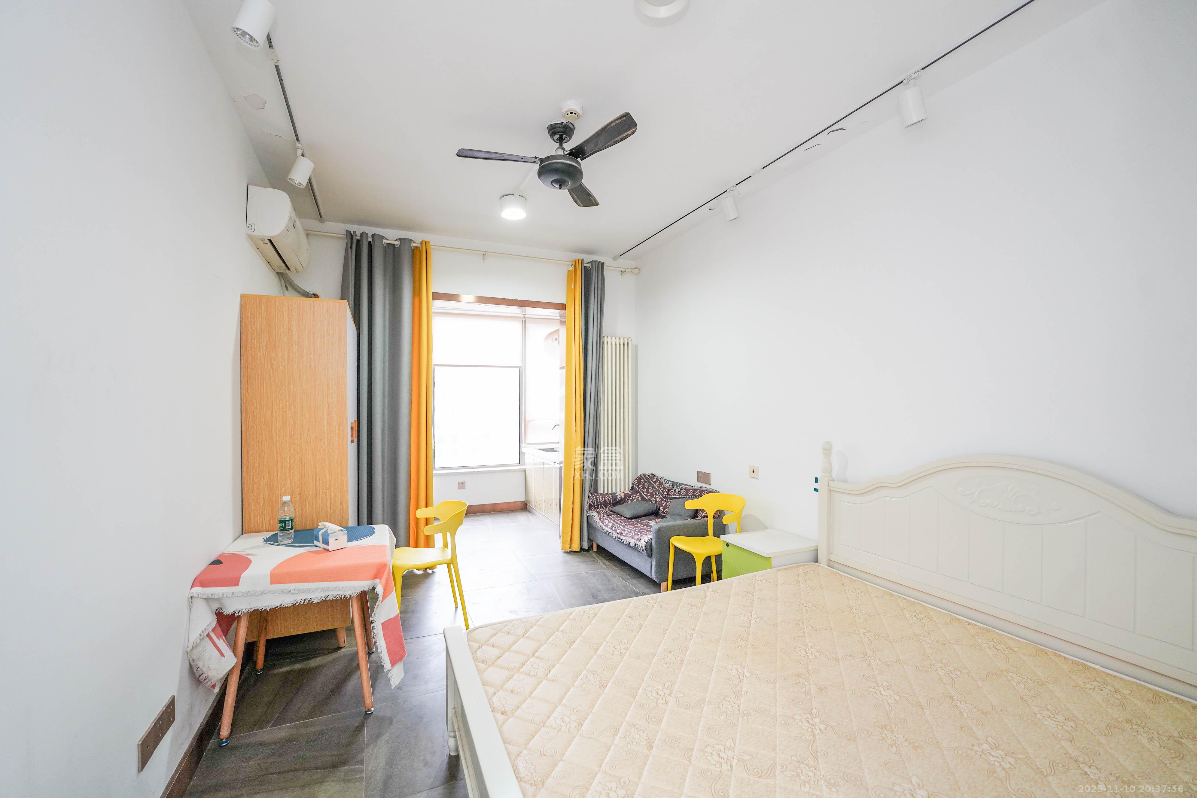 怡海星城 1室1厅1卫 13.8万 怡海星城 1室1厅1卫 13.8万客厅