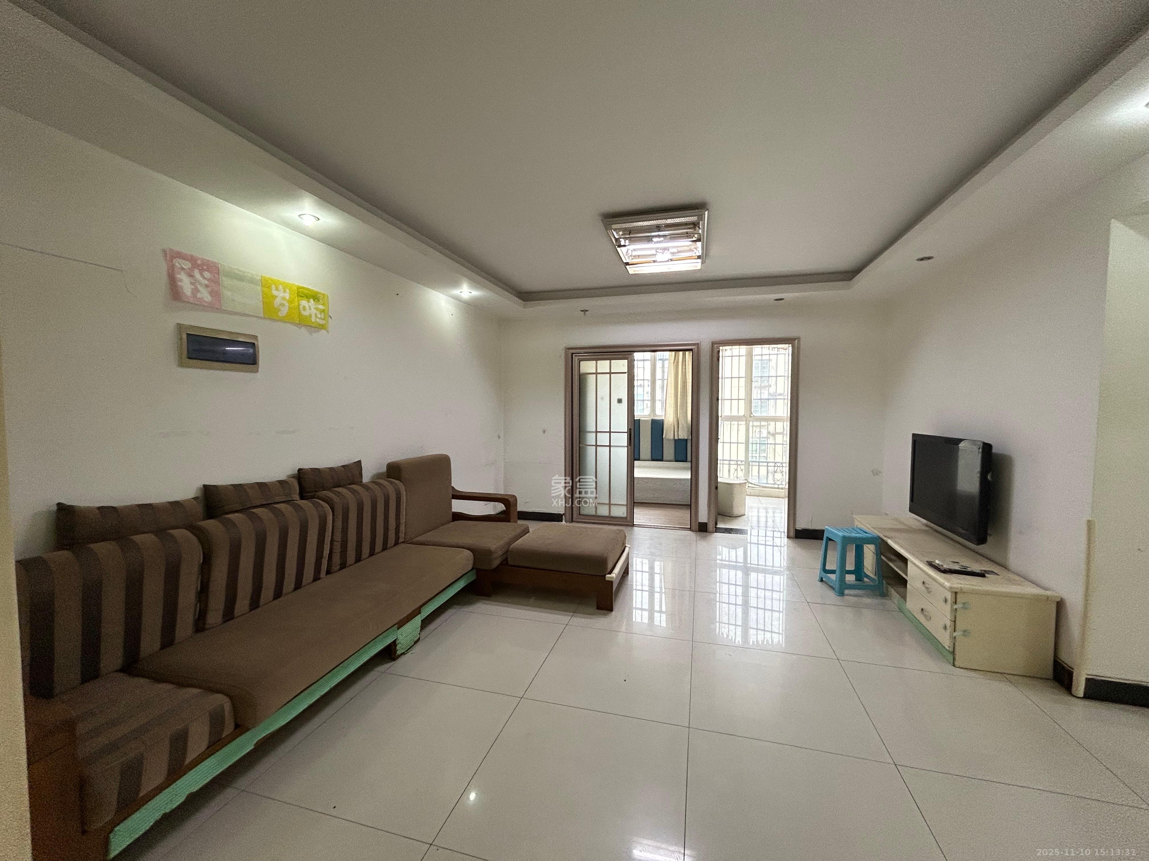 麓谷加州阳光  3室2厅1卫    2300.0元/月