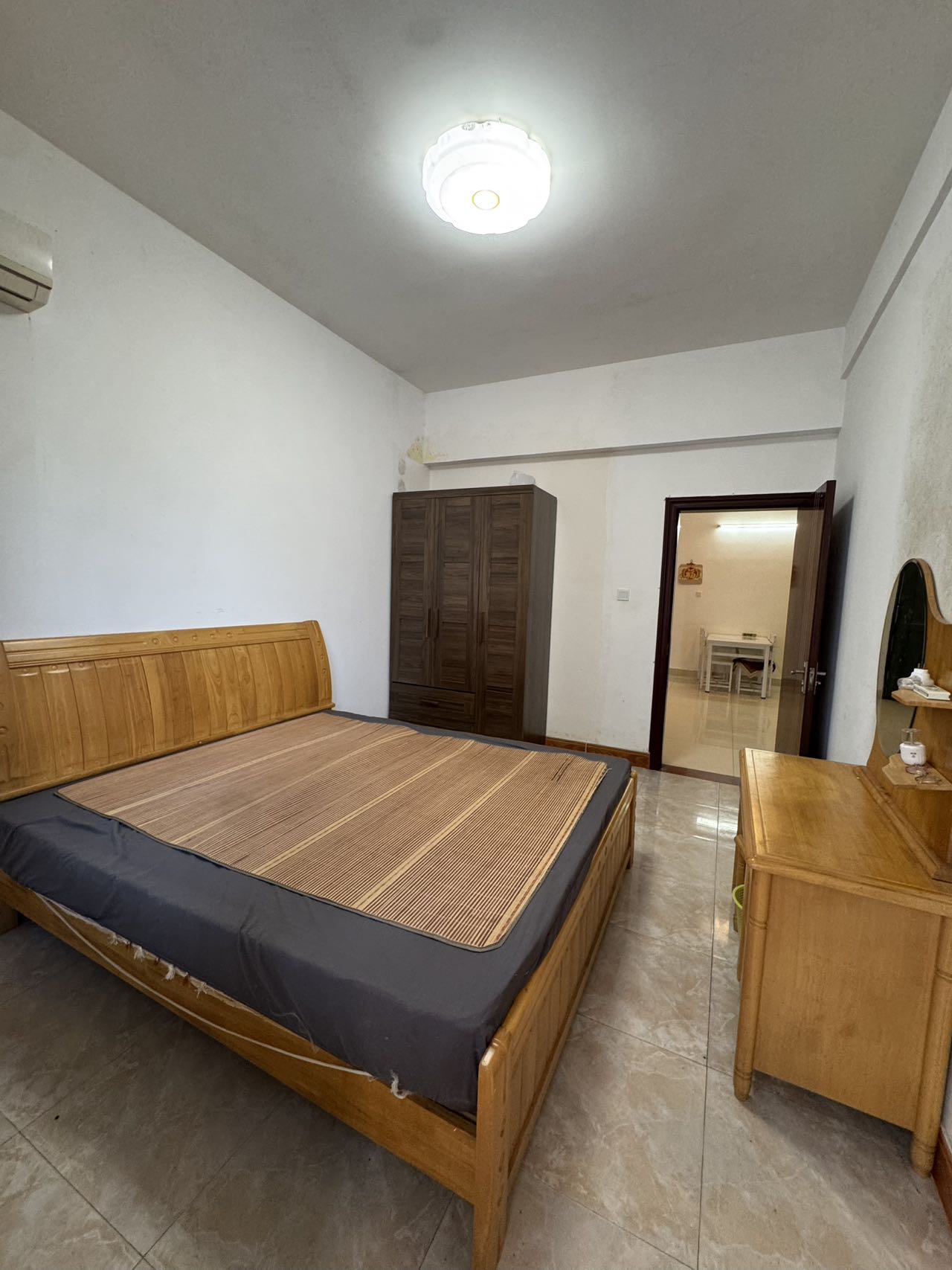 新华公寓 3室2厅1卫 2000.0元/月 新华公寓 3室2厅1卫 2000.0元/月室内图