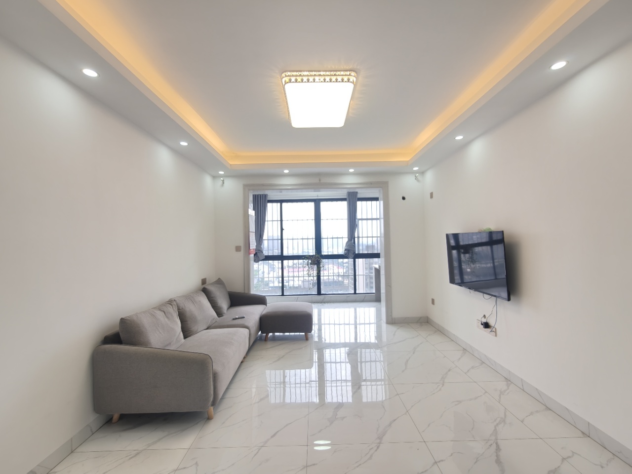 蓝海瑞园  3室2厅1卫    2700.0元/月