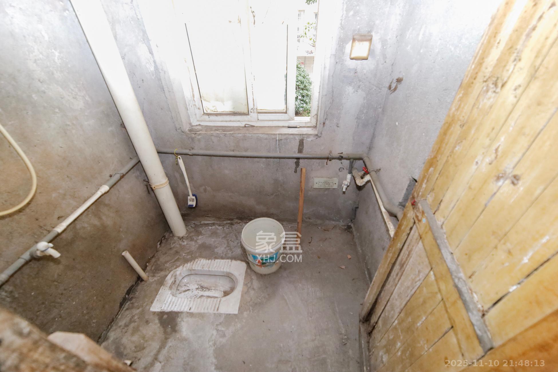 德馨园  3室2厅1卫    52.0万卫生间