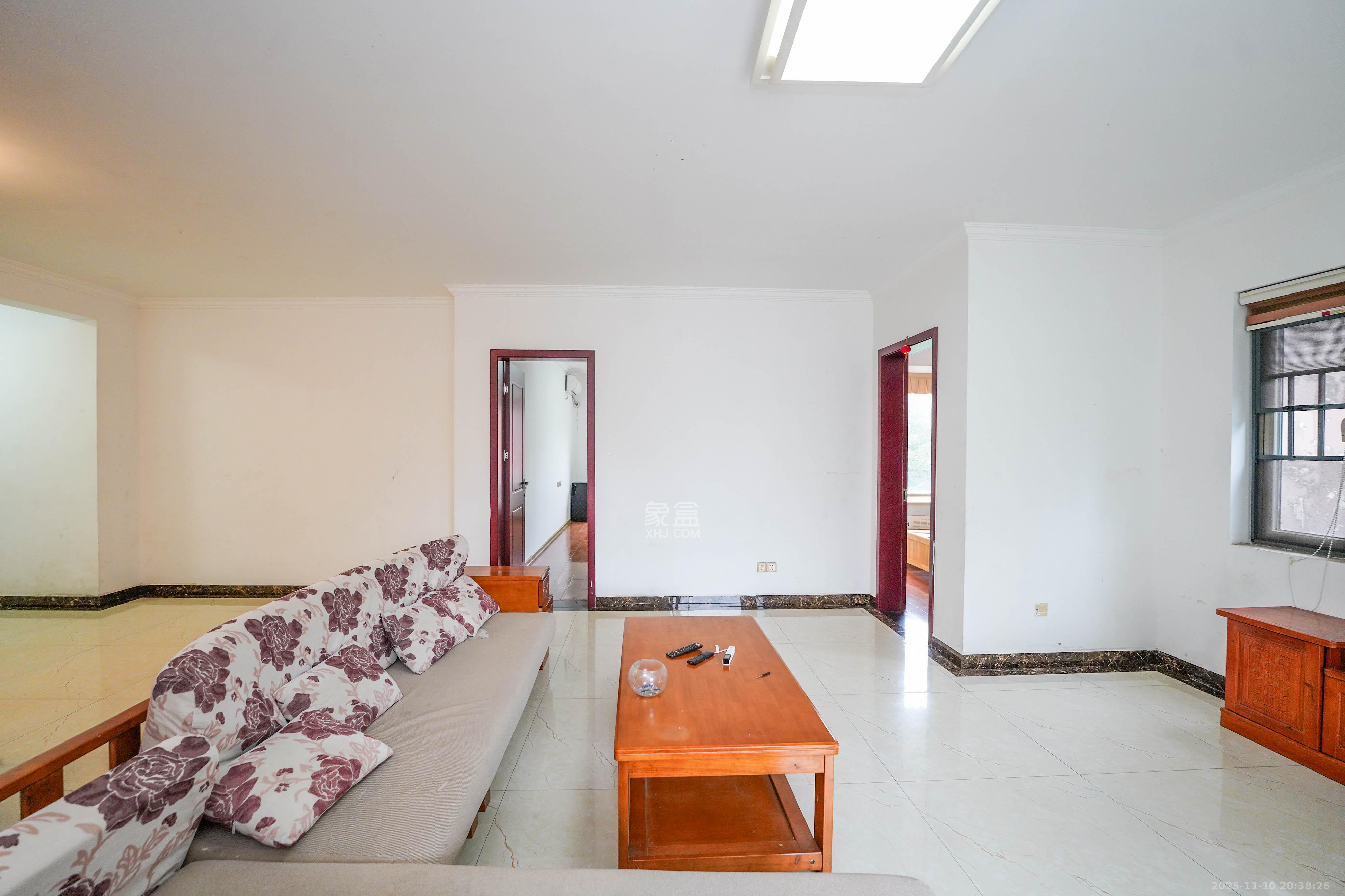 怡海星城  3室2厅1卫    49.0万客厅