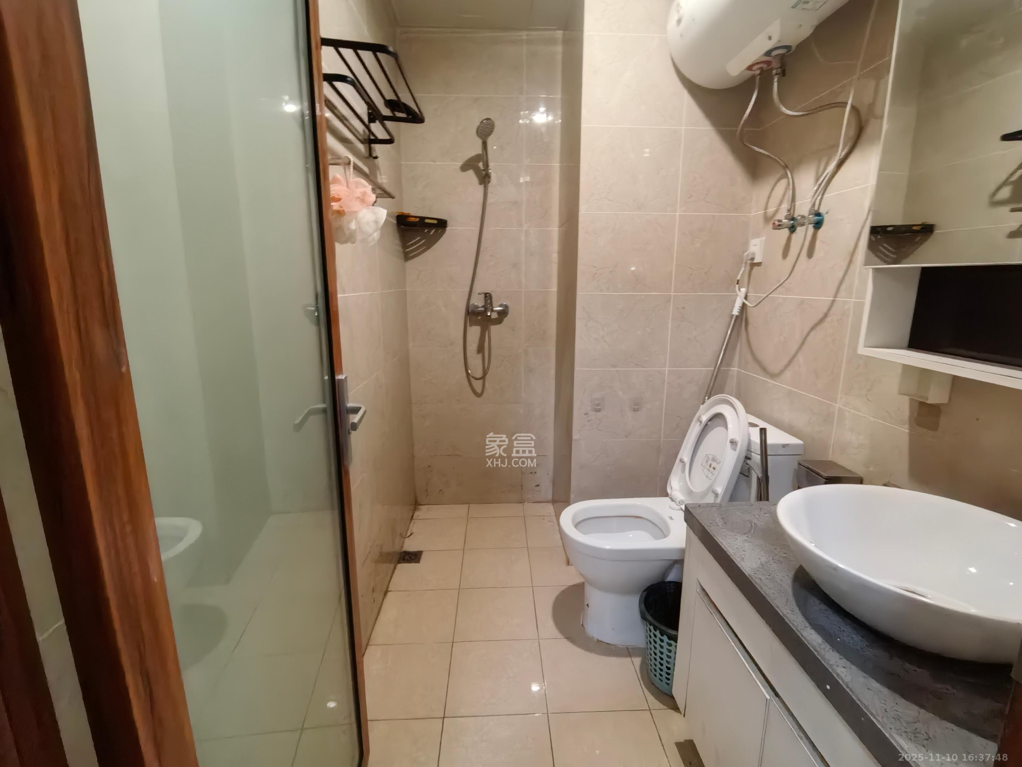 荣泰广场 1室1厅1卫 1300.0元/月 荣泰广场 1室1厅1卫 1300.0元/月室内图