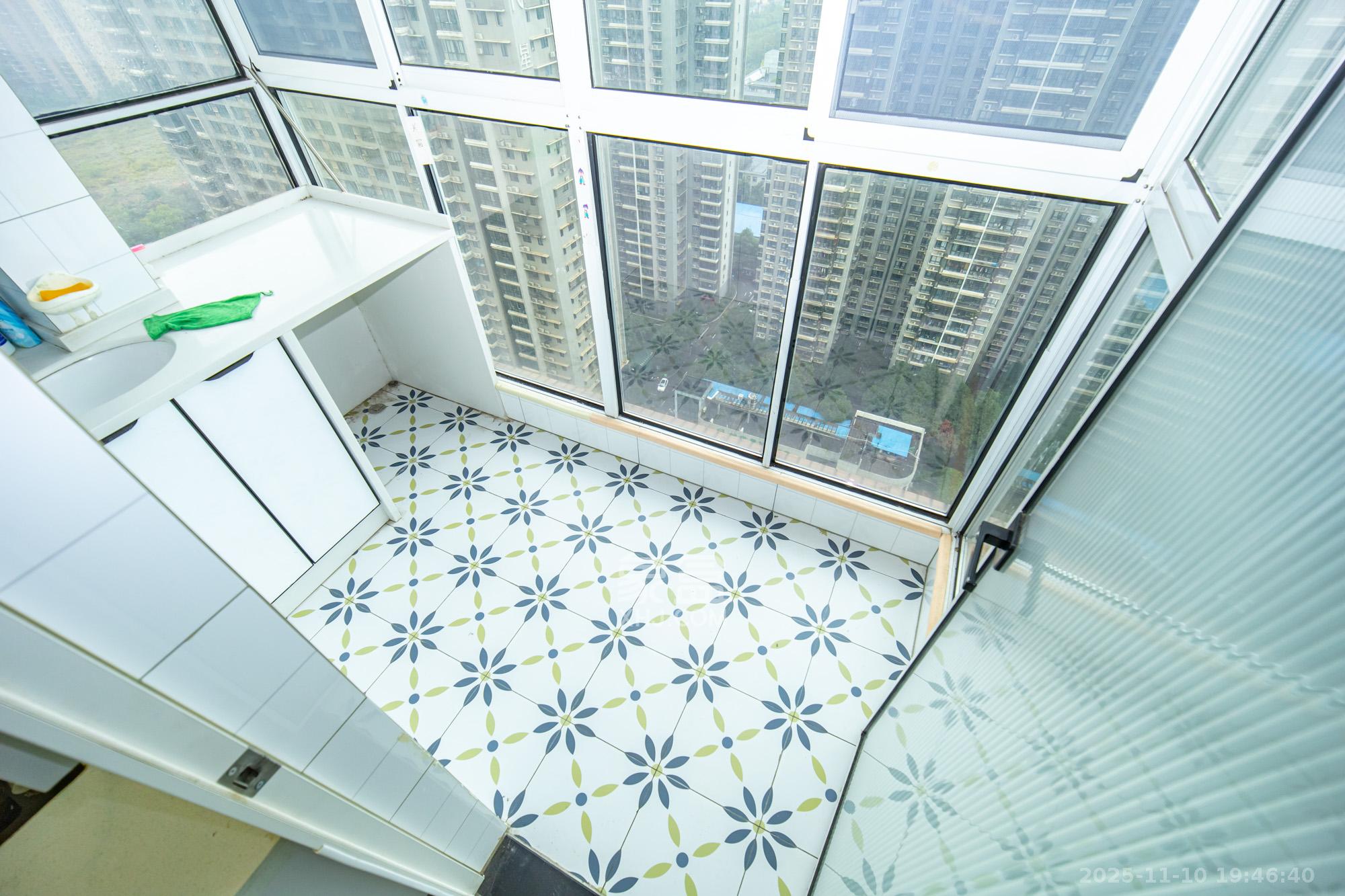 楚天世纪城东苑 4室2厅2卫 89.8万 楚天世纪城东苑 4室2厅2卫 89.8万阳台