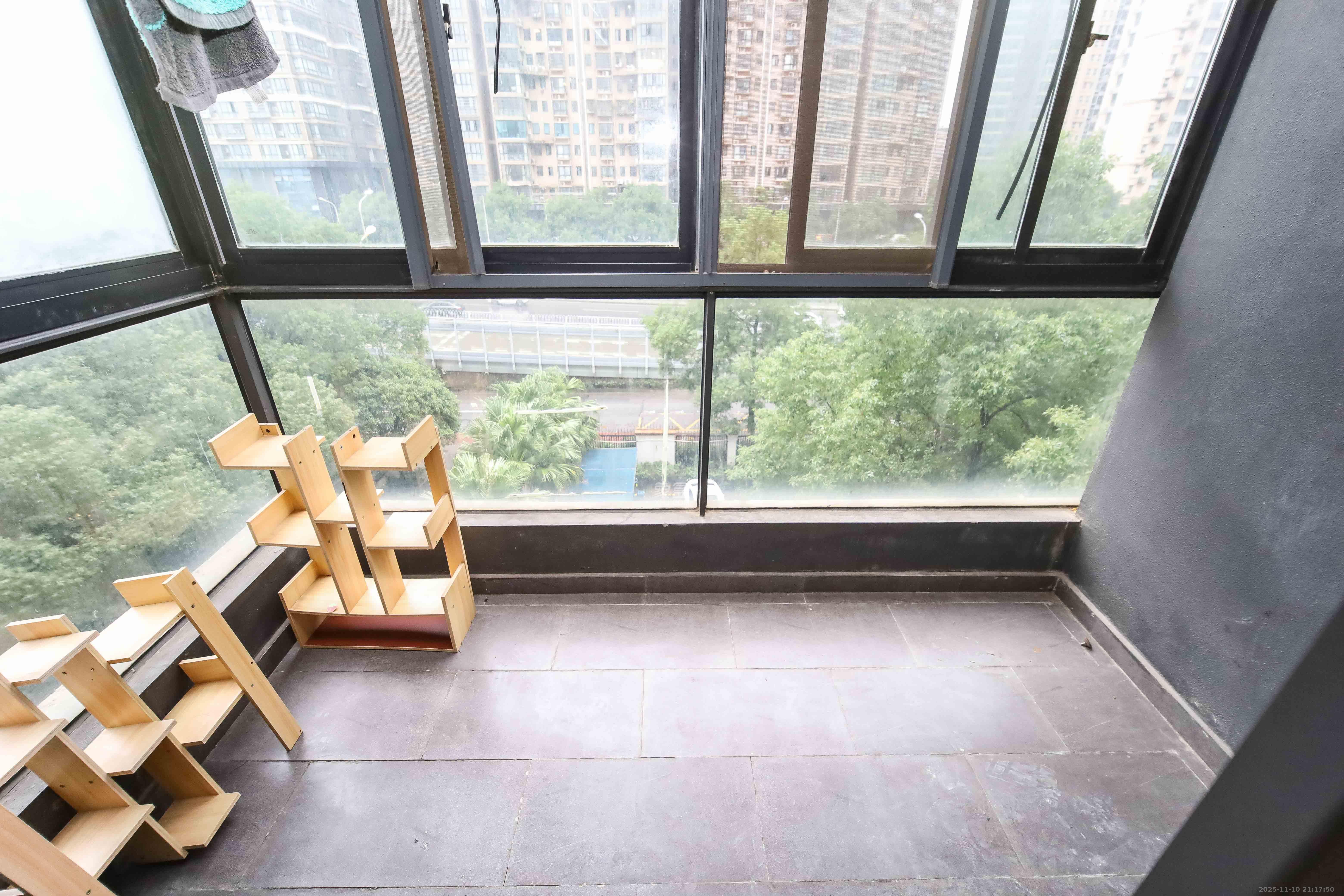 万科金域蓝湾  3室2厅1卫    74.0万阳台