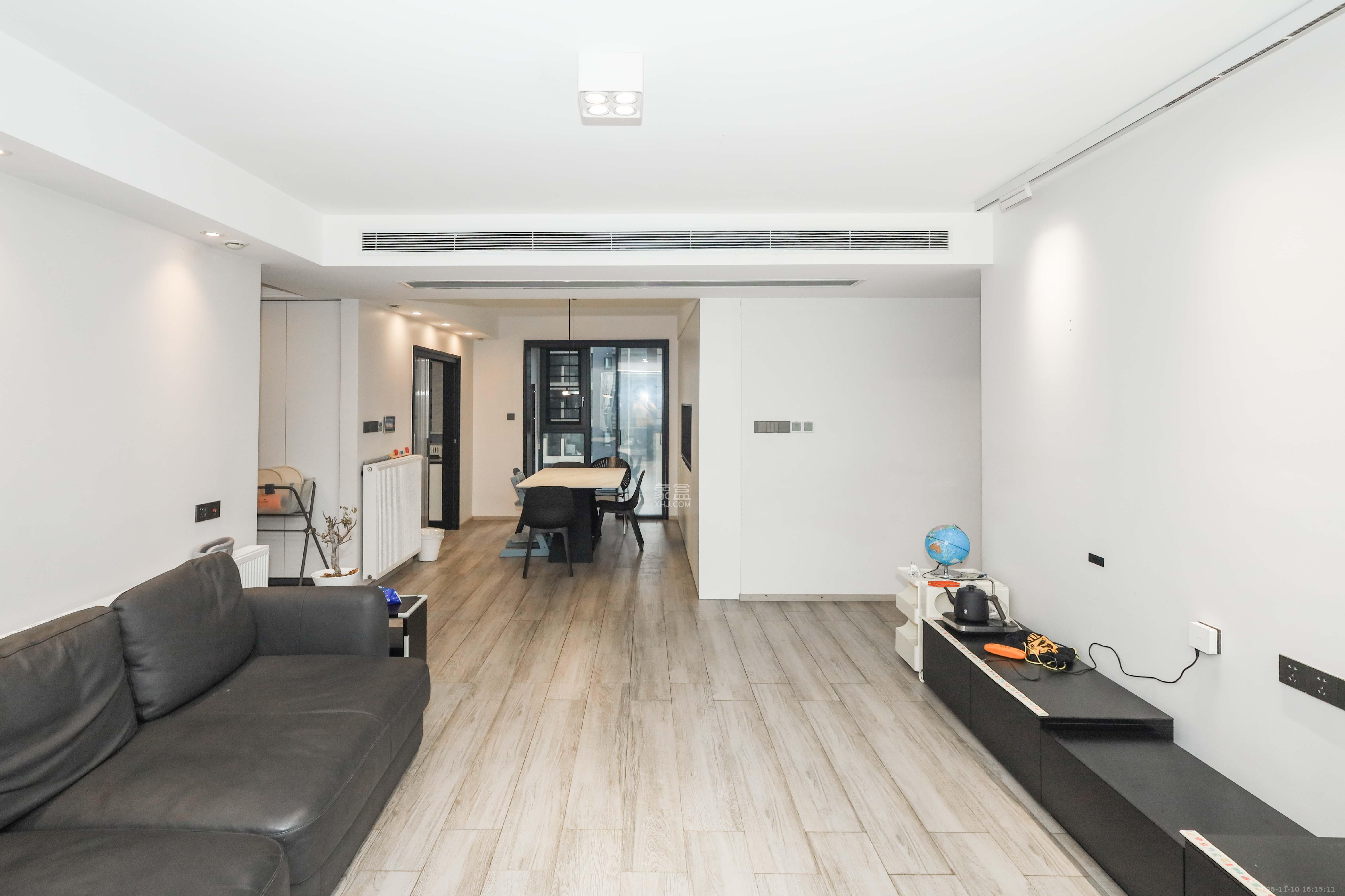 万科金色梦想C区 4室2厅2卫 175.0万 万科金色梦想C区 4室2厅2卫 175.0万客厅